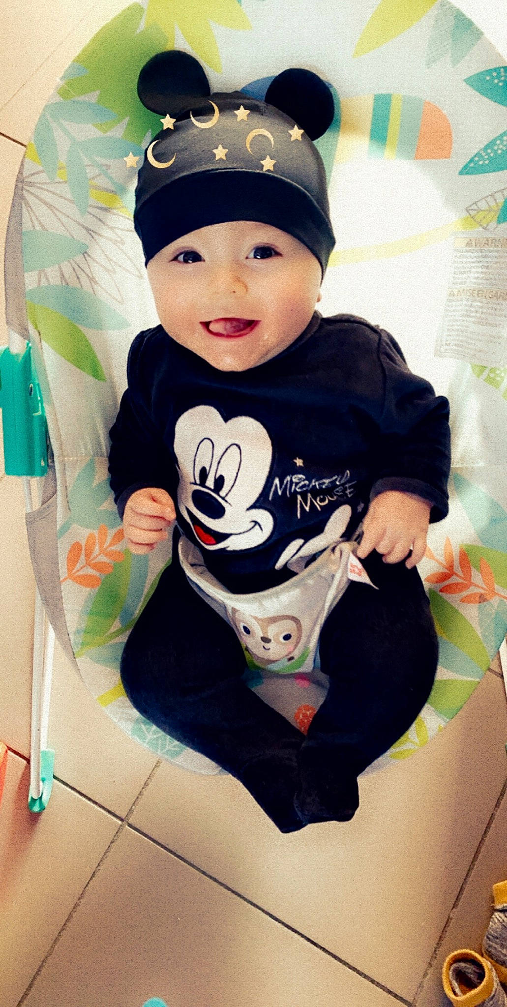 Lucas participe au concours pour gagner de l'argent avec cette photo : baby, black_hair, cap, child, cool, headgear, headwear, person, product, sleeve, smile, t_shirt, toddler