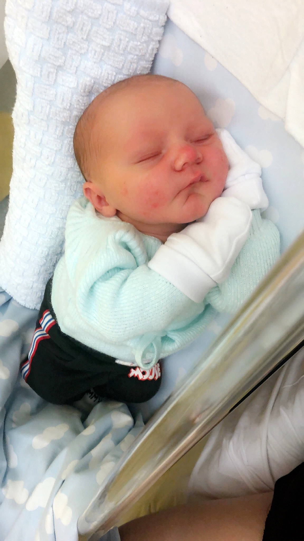 Lucas participe au concours pour gagner de l'argent avec cette photo : baby, baby_products, baby_safety, baby_sleeping, bedtime, cheek, child, comfort, infant_bed, nap, person, product, skin, sleep, toddler