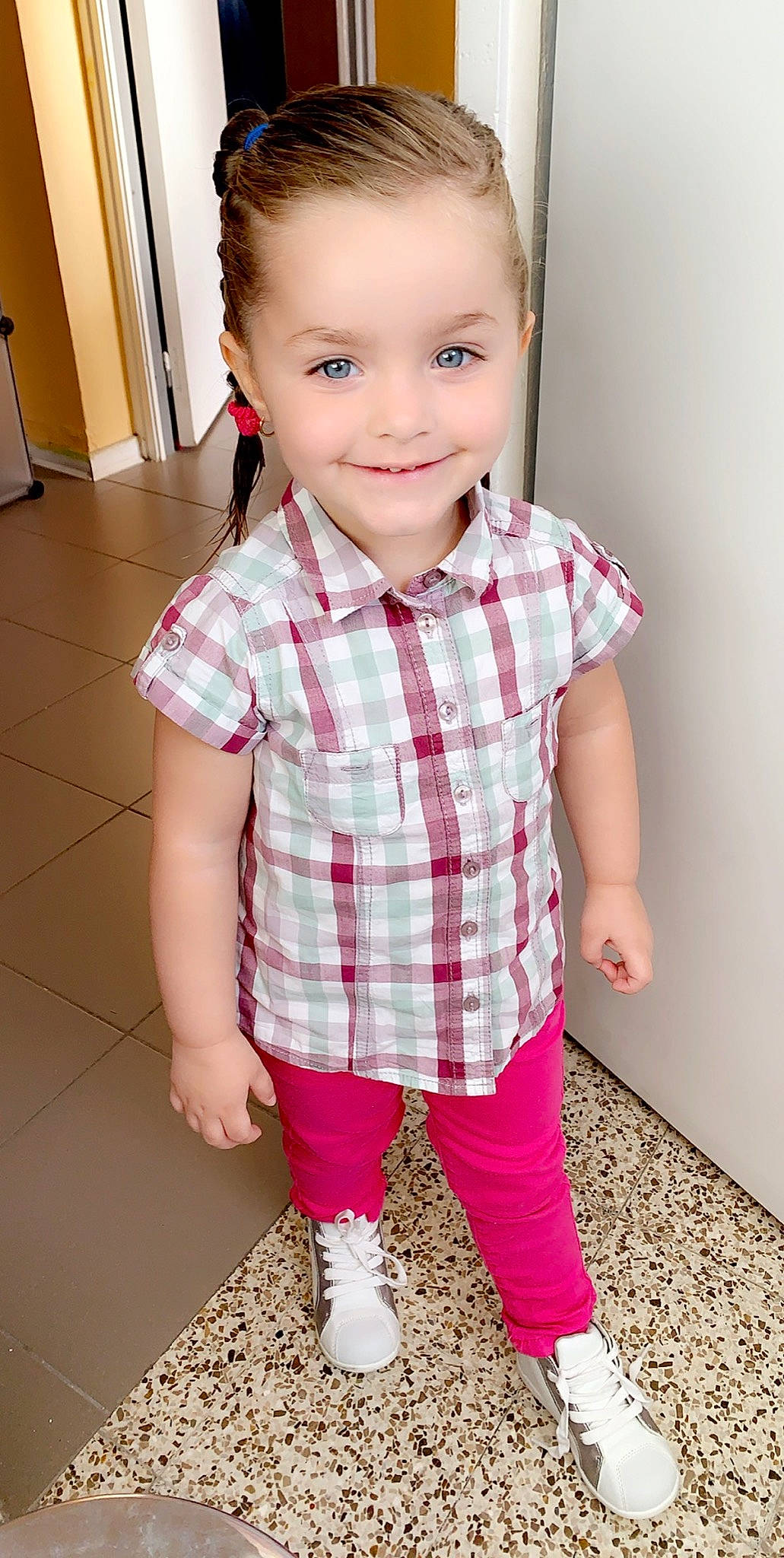 Emy a rejoint le concours — aidez-le/la à gagner de superbes lots ! baby_toddler_clothing, cheek, child, child_model, clothing, design, face, footwear, head, joy, lip, nose, pattern, person, pink, plaid, product, skin, sleeve, standing