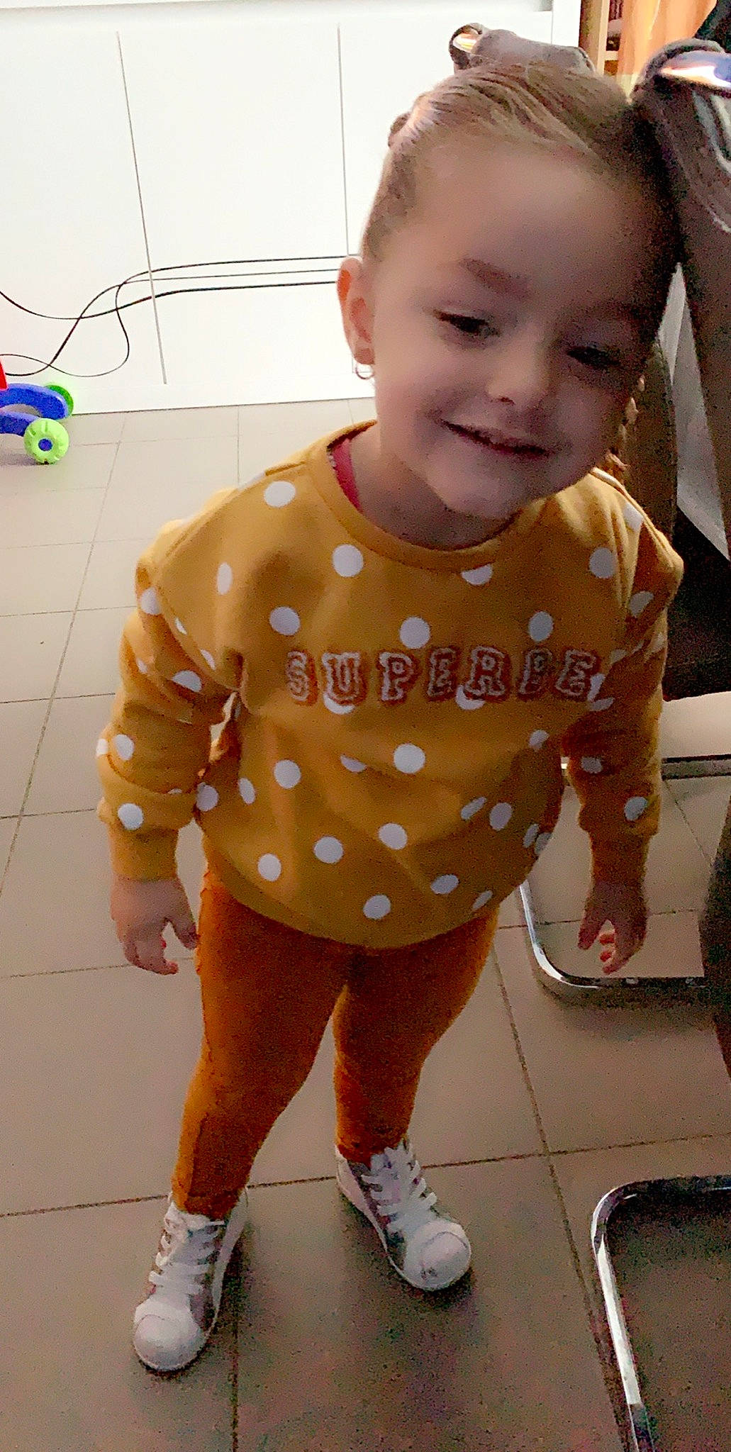 Emy participe au concours pour gagner de l'argent avec cette photo : baby, baby_toddler_clothing, child, design, joy, pattern, person, polka_dot, sleeve, toddler