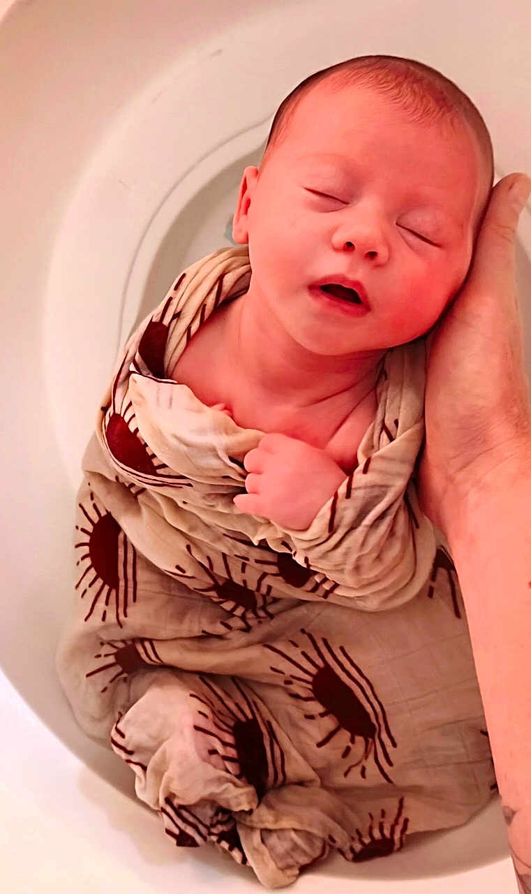 Juliette a rejoint le concours — aidez-le/la à gagner de superbes lots ! newborn, baby, sleeping, blanket, hand, tub, wrapped, peaceful, infant, human, skin, portrait, cute, resting, closeup, soft, comfort, care, parent, child