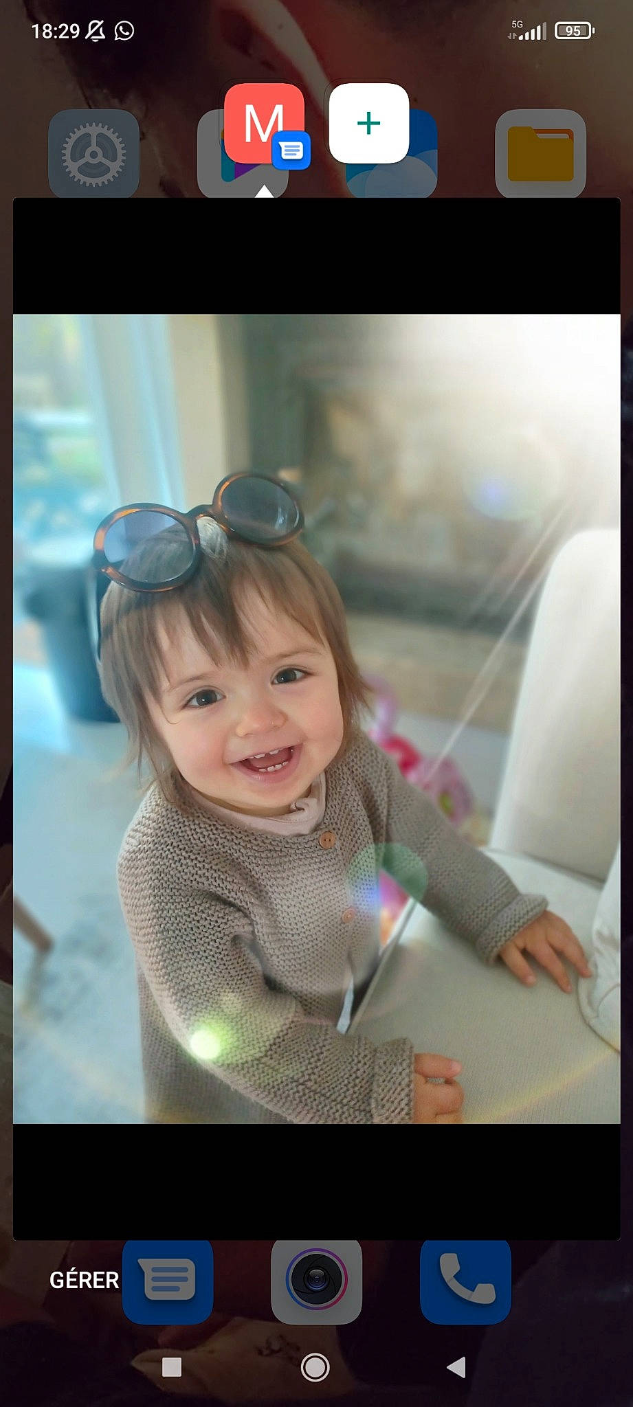 Victoire a rejoint le concours — aidez-le/la à gagner de superbes lots ! auto_part, baby, cameras_optics, child, electronic_device, eyewear, flash_photography, gesture, glass, glasses, goggles, happy, head, joy, person, smile, sunglasses, toddler, vehicle_door, vision_care