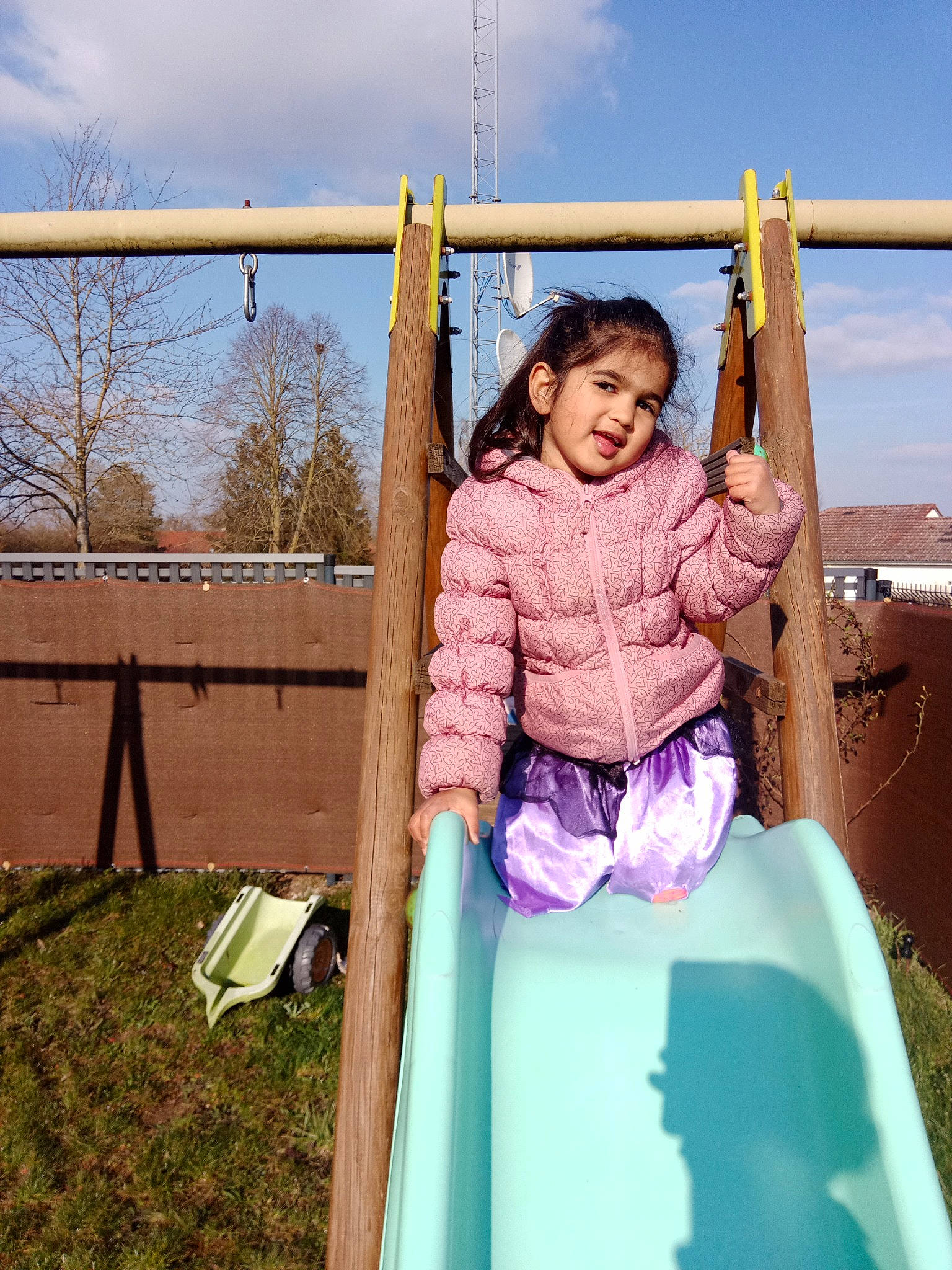 Cécilya participe au concours pour gagner de l'argent avec cette photo : chute, city, cloud, fun, grass, happy, jacket, leisure, outdoor_play_equipment, people_in_nature, person, plant, playground, playground_slide, recreation, sky, smile, swing, toddler, tree