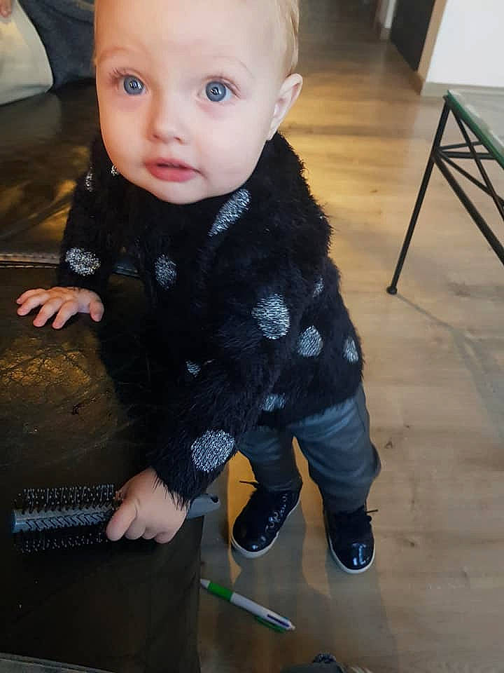 Julya participe au concours pour gagner de l'argent avec cette photo : child, cool, day, fun, fur, girl, head, jeans, material, outerwear, person, product, skin, textile, toddler