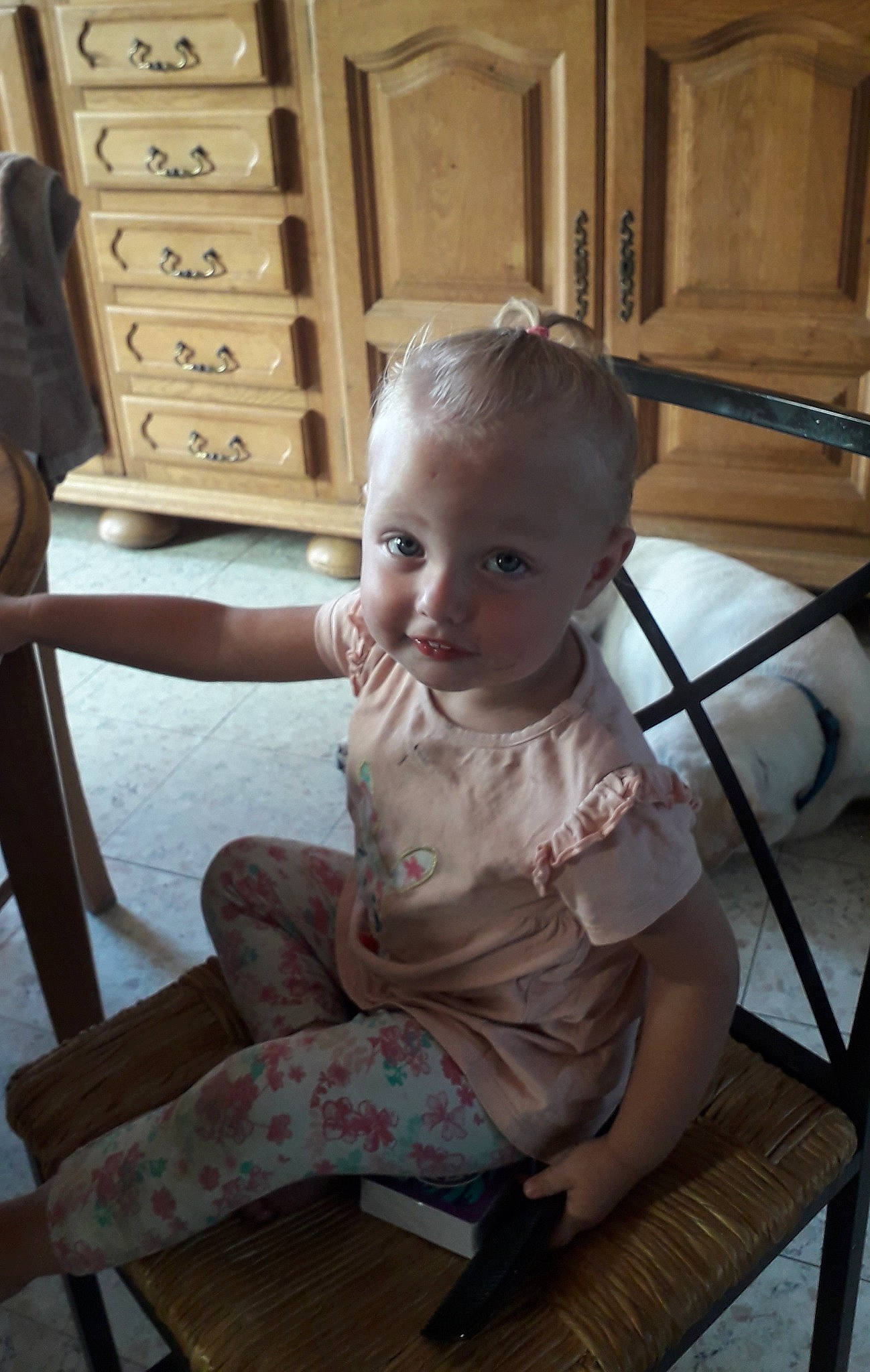 Julya participe au concours pour gagner de l'argent avec cette photo : baby, chair, child, furniture, joy, person, sitting, toddler