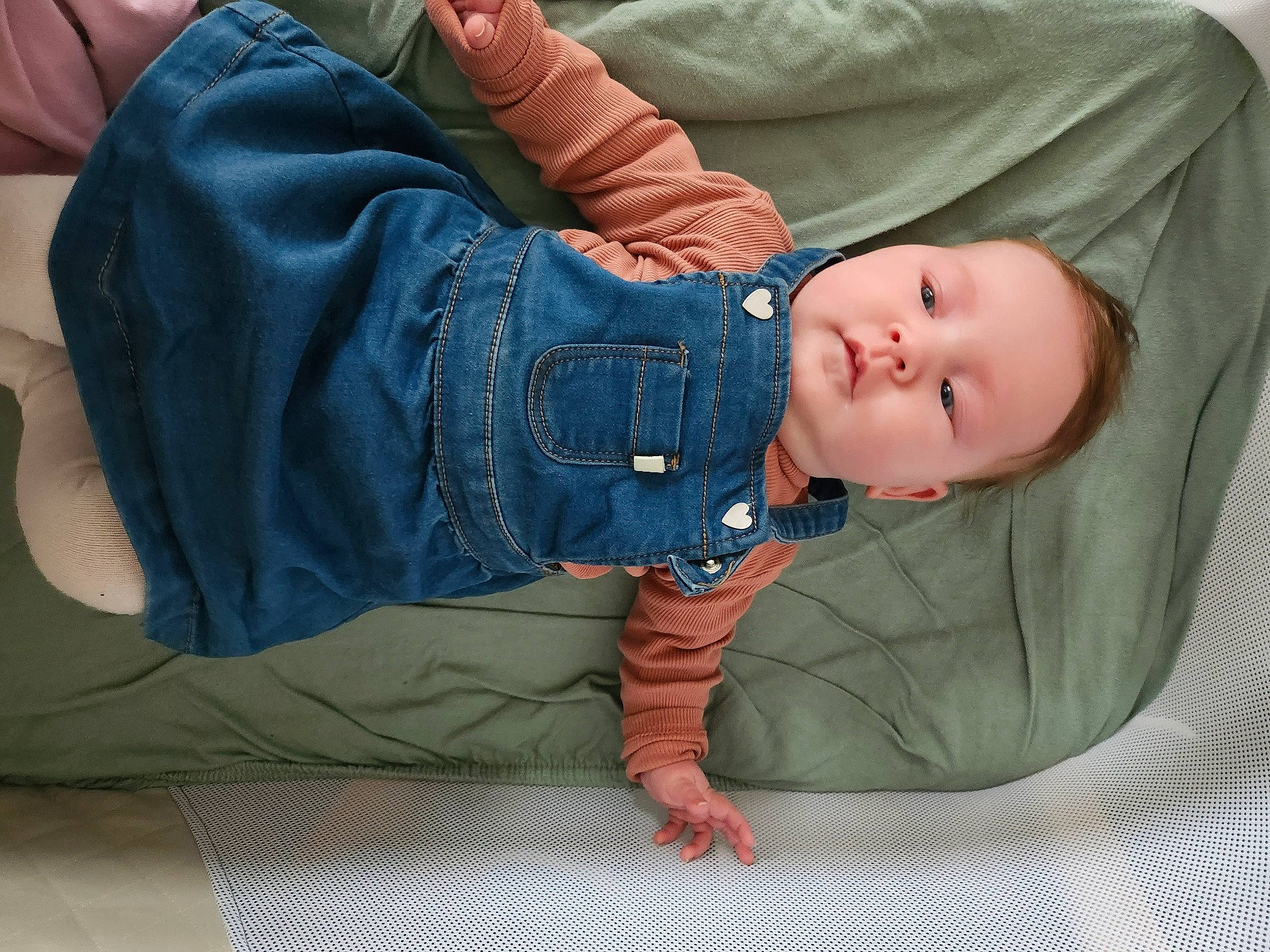 Roxane a rejoint le concours — aidez-le/la à gagner de superbes lots ! abdomen, baby, baby_products, baby_safety, baby_sleeping, baby_toddler_clothing, cheek, child, comfort, denim, electric_blue, eye, foot, human_body, human_leg, linens, person, sitting, sleeve, toddler