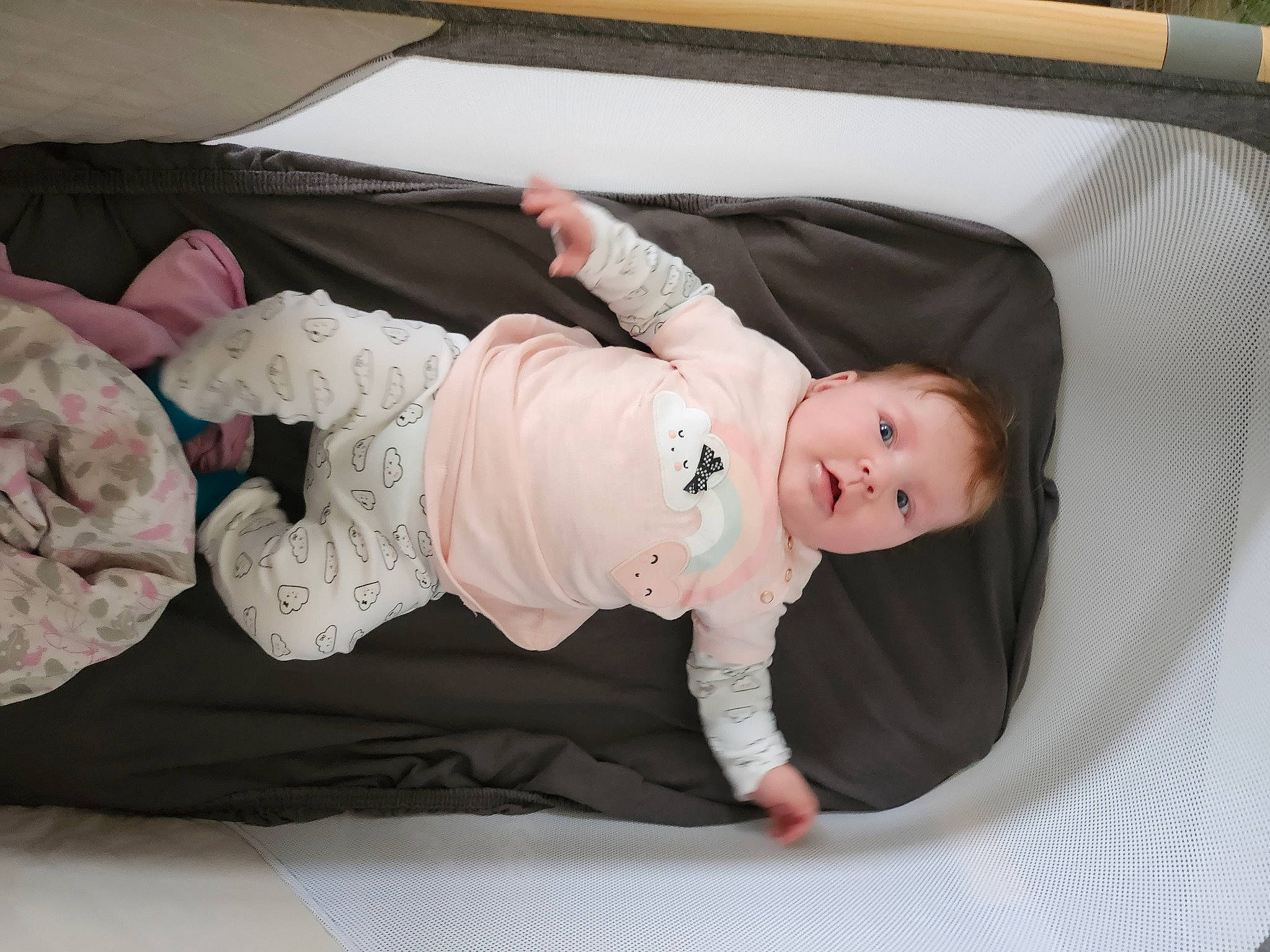 Roxane participe au concours pour gagner de l'argent avec cette photo : baby, baby_products, baby_safety, baby_sleeping, baby_toddler_clothing, bed, bedding, child, comfort, infant_bed, linens, person, product, room, sitting, skin, sleeve, sock, t_shirt, toddler