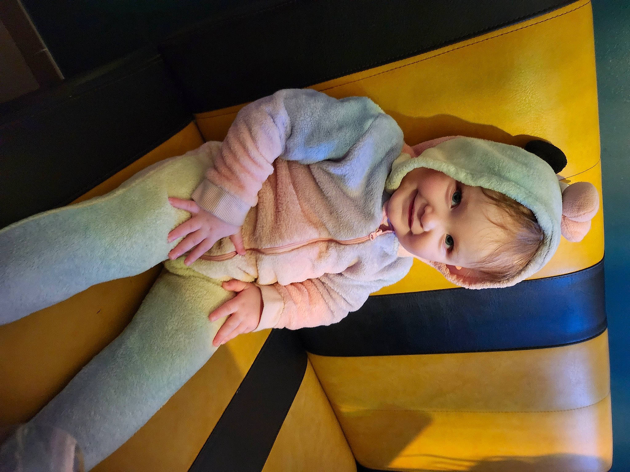 Emmy participe au concours pour gagner de l'argent avec cette photo : baby, baby_products, baby_toddler_clothing, child, comfort, foot, gesture, happy, human_leg, joy, linens, person, room, sitting, sleeve, smile, thumb, tints_and_shades, toddler, window