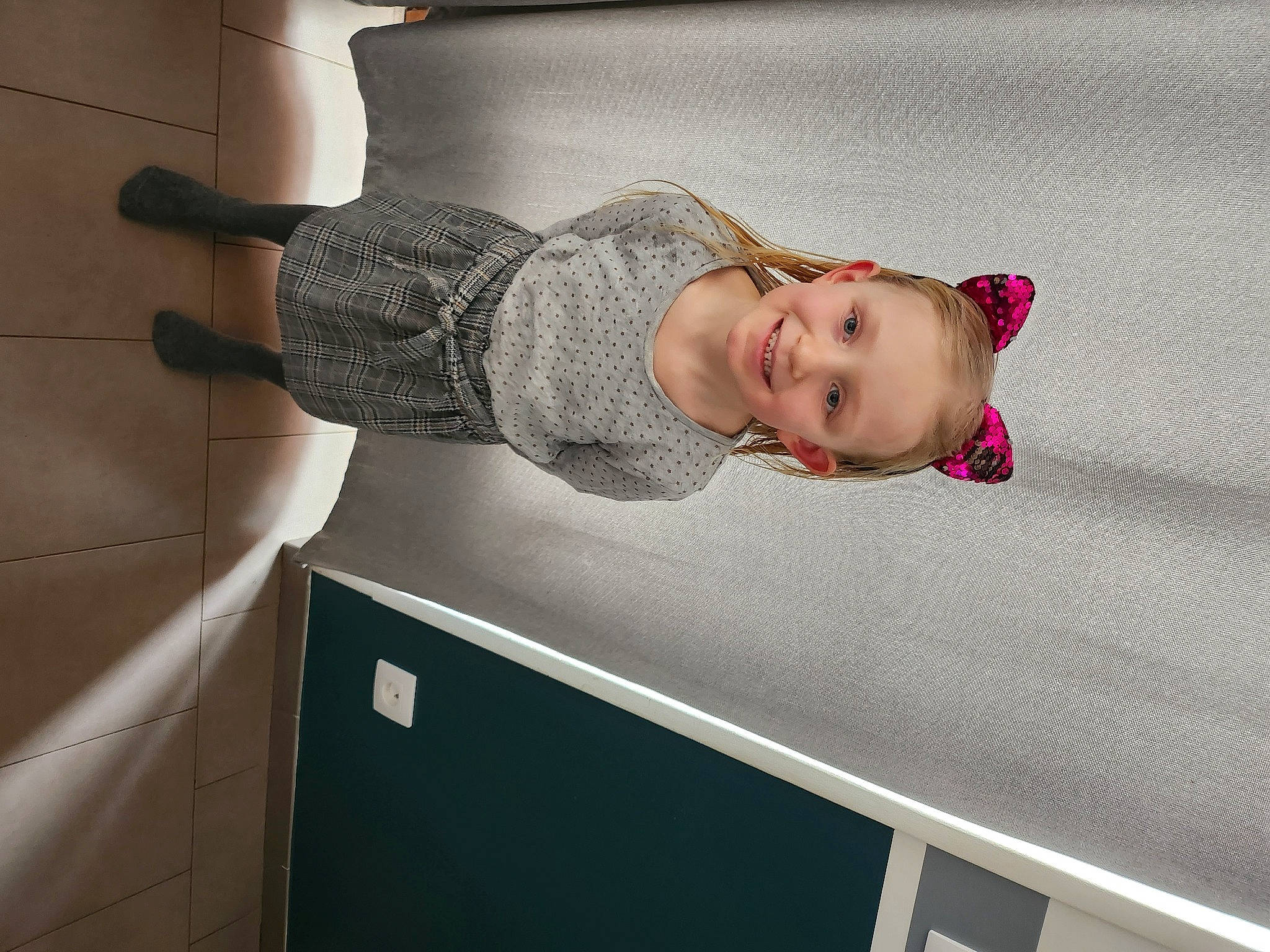 Eleonor participe au concours pour gagner de l'argent avec cette photo : baby, baby_products, baby_toddler_clothing, child, comfort, elbow, flooring, fun, joy, linens, person, room, sitting, sleeve, t_shirt, toddler, wood