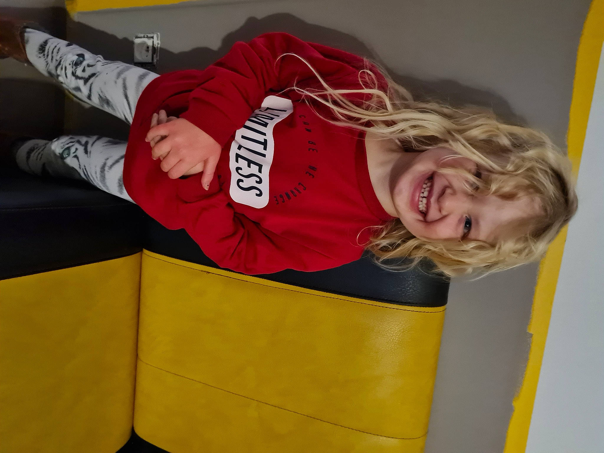 Eleonor a rejoint le concours — aidez-le/la à gagner de superbes lots ! carmine, comfort, event, fun, human_leg, joy, knee, person, room, sitting, sleeve, smile, sportswear, thigh