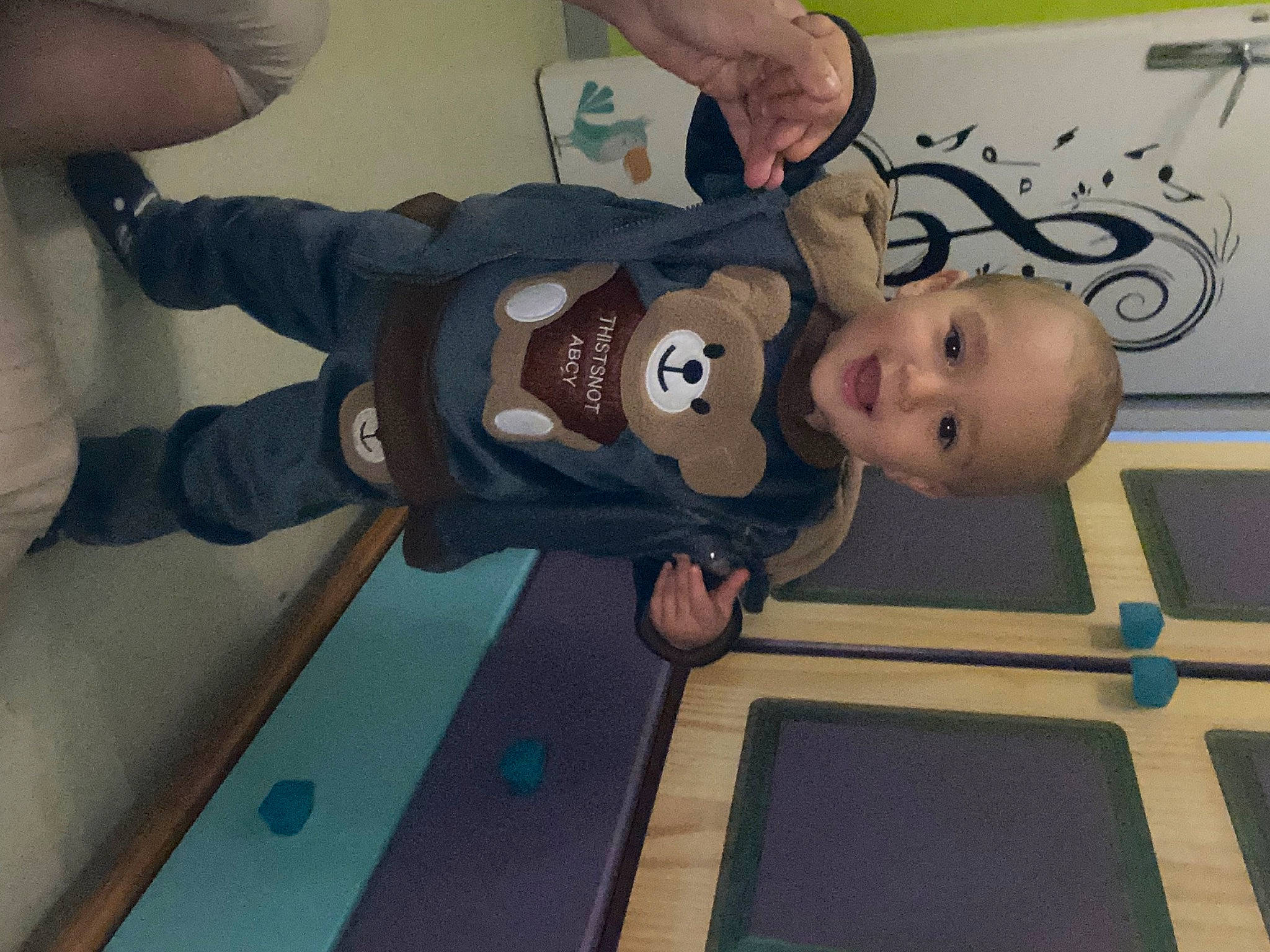 Léo a rejoint le concours — aidez-le/la à gagner de superbes lots ! arm, baby, baby_products, child, elbow, finger, flooring, fun, gesture, hand, indoor_games_and_sports, joint, leisure, miniature_golf, person, room, t_shirt, thumb, toddler, wrist