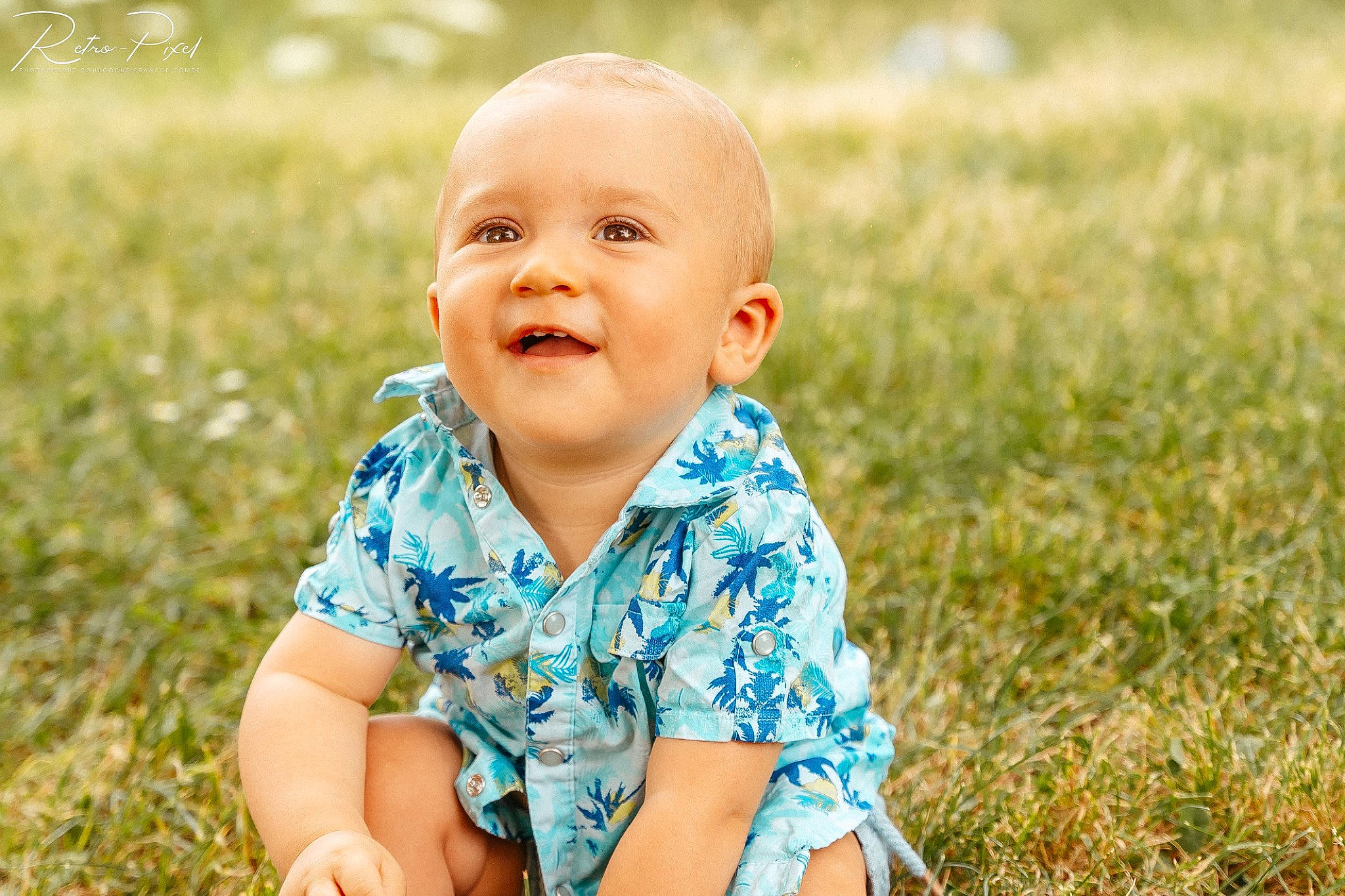 Léo a rejoint le concours — aidez-le/la à gagner de superbes lots ! baby, baby_toddler_clothing, blond, child, flash_photography, fun, grass, grass_family, grassland, happy, meadow, people_in_nature, person, plant, playing_with_kids, prairie, skin, smile, sunlight, toddler