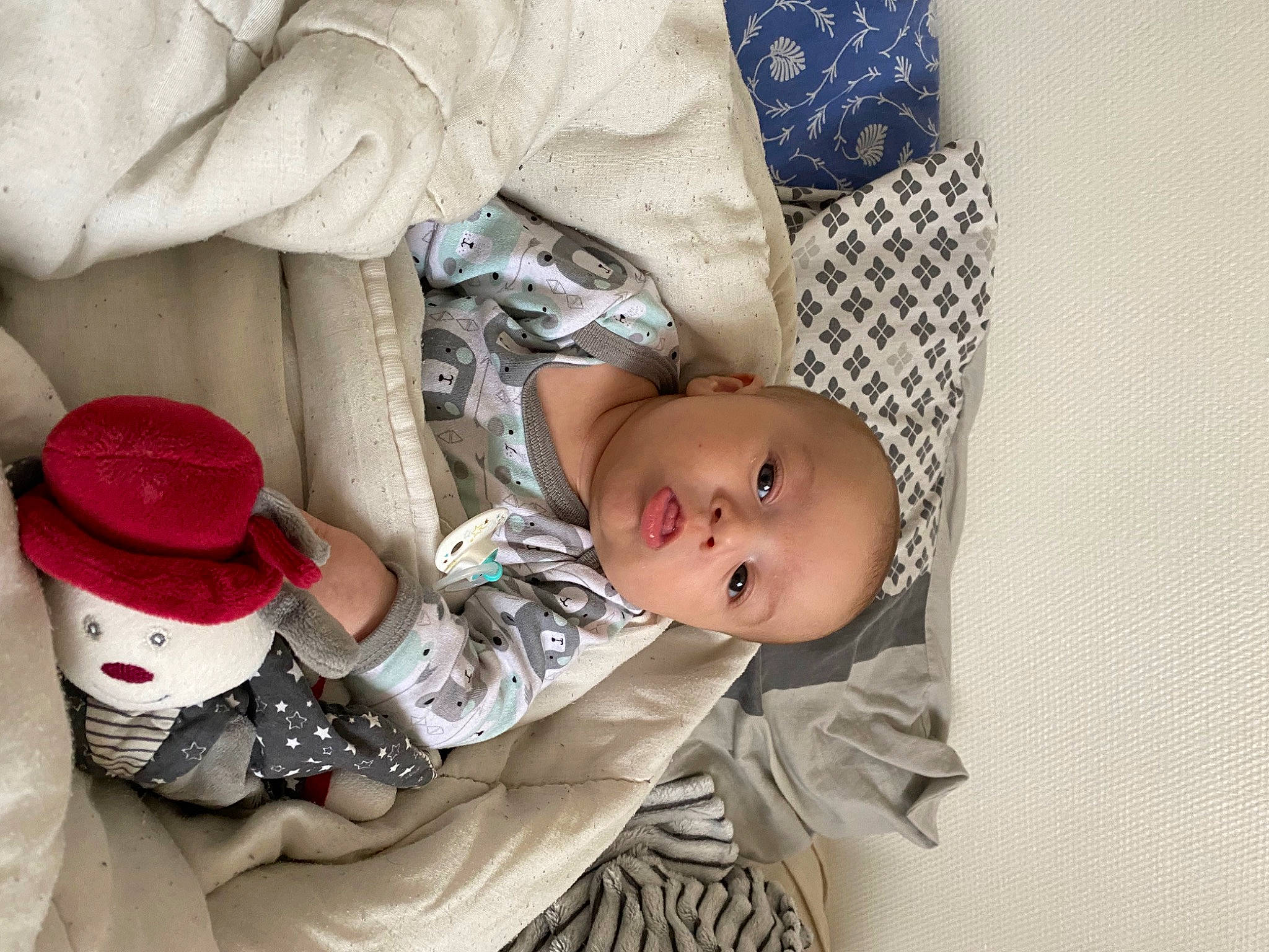 Léo a rejoint le concours — aidez-le/la à gagner de superbes lots ! arm, baby, baby_products, baby_toddler_clothing, cheek, child, clothing, comfort, hand, happy, headgear, human, mammal, mouth, pattern, person, skin, sleeve, smile, textile