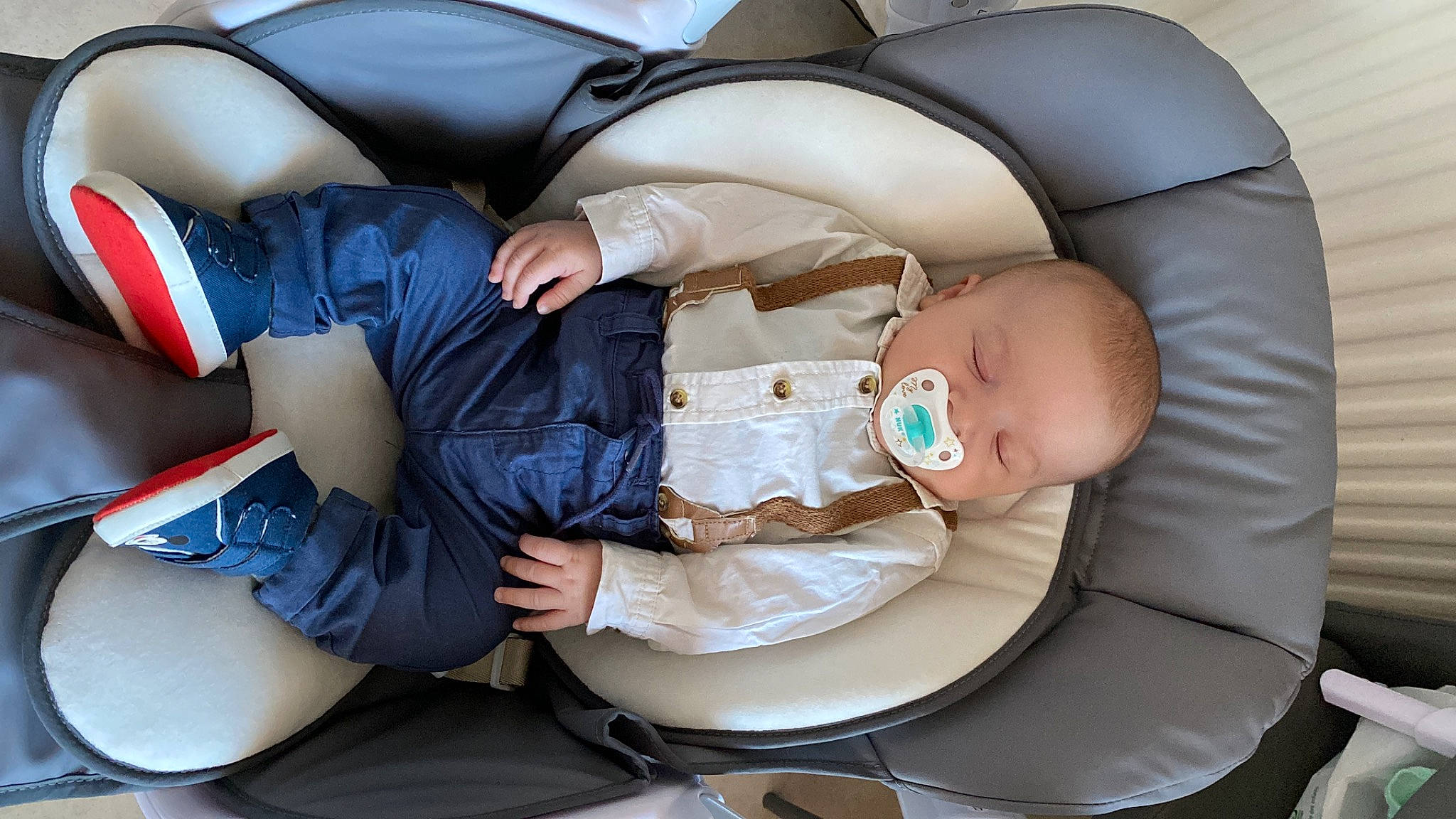 Léo a rejoint le concours — aidez-le/la à gagner de superbes lots ! arm, baby, baby_carriage, baby_products, baby_toddler_clothing, carmine, chair, child, comfort, finger, hand, human_leg, knee, lap, nail, person, product, sitting, tableware, thigh