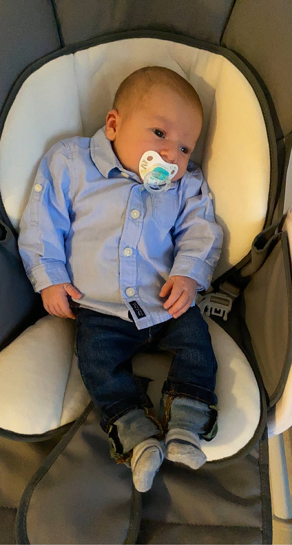 Léo participe au concours pour gagner de l'argent avec cette photo : auto_part, baby, baby_carriage, baby_products, baby_safety, baby_toddler_clothing, boot, car_seat, child, comfort, fun, human_leg, knee, leg, person, service, shoe, sitting, sneakers, sock