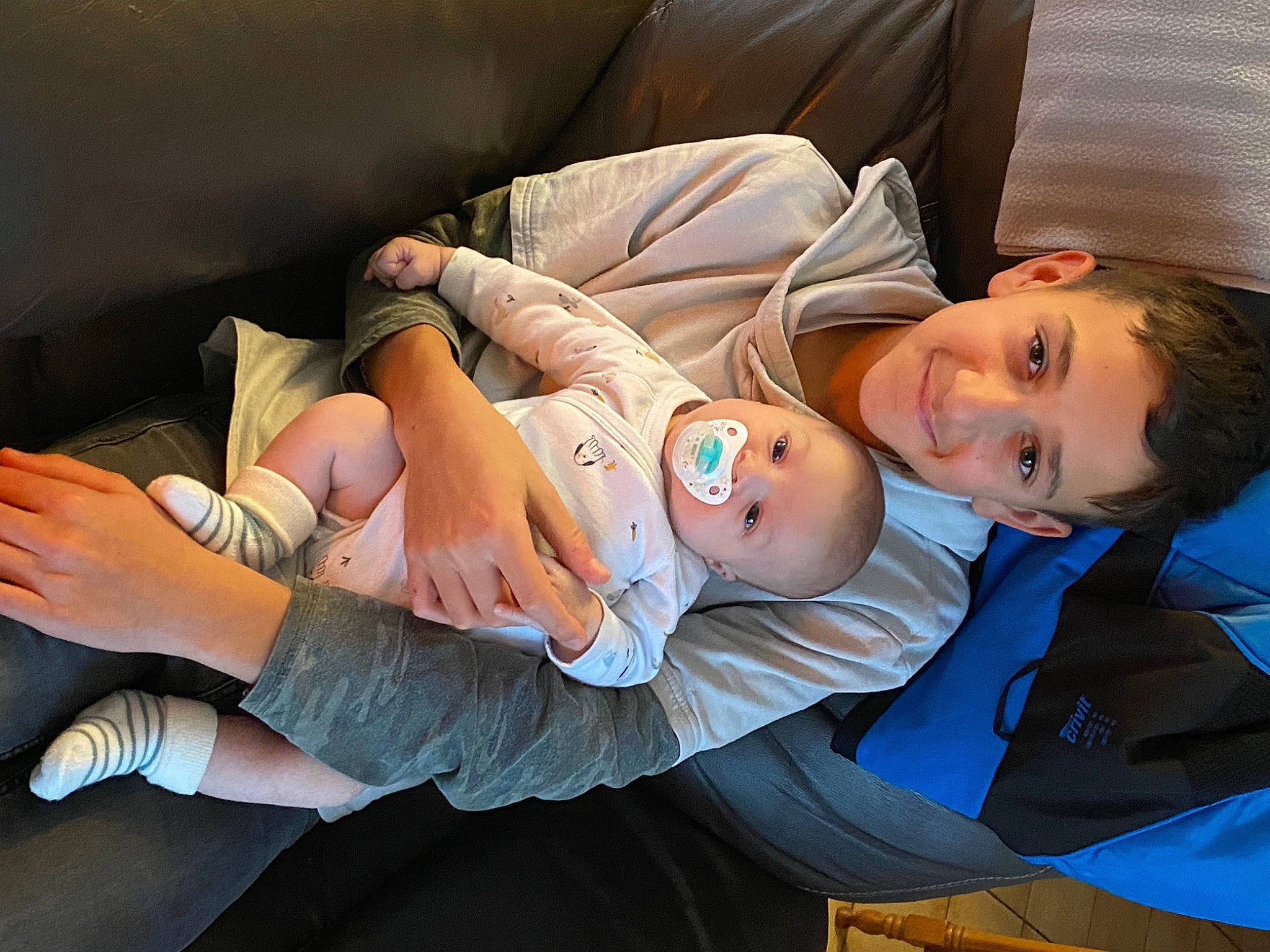 Grégory a rejoint le concours — aidez-le/la à gagner de superbes lots ! baby, comfort, facial_expression, finger, flash_photography, hand, happy, hat, human, human_body, joint, joy, knee, leisure, mouth, muscle, people, person, skin, smile