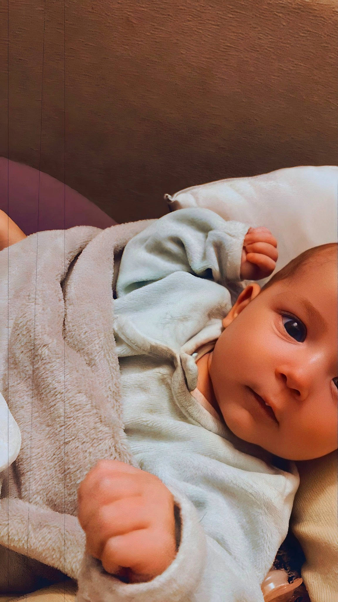 Neyla participe au concours pour gagner de l'argent avec cette photo : baby, baby_products, baby_sleeping, baby_toddler_clothing, cheek, child, comfort, gesture, headwear, linens, nose, person, sitting, skin, sleep, sleeve, thumb, toddler