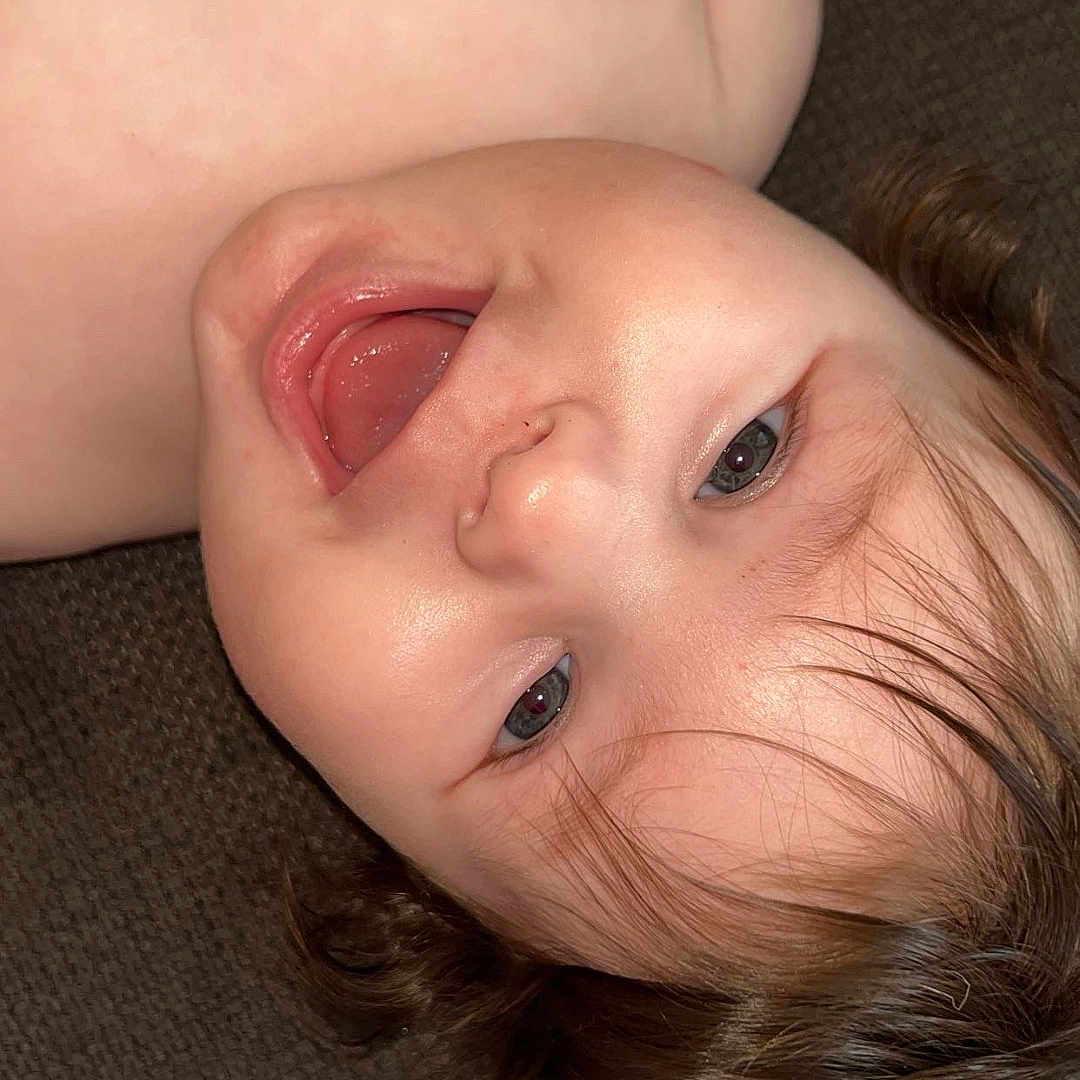 Millan a rejoint le concours — aidez-le/la à gagner de superbes lots ! baby, blanket, cheerful, child, closeup, cute, expression, eyes, face, hair, happy, indoors, infant, lying_down, mouth, portrait, skin, smiling, texture, young