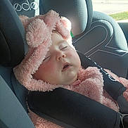 Olyana a rejoint le concours — aidez-le/la à gagner de superbes lots ! baby, car_seat, child, child_seat, cozy, cute, fuzzy, headwear, infant, nap, outdoor_light, peaceful, pink_clothing, portrait, relaxation, seatbelt, sleeping, soft_texture, straps, sunlight