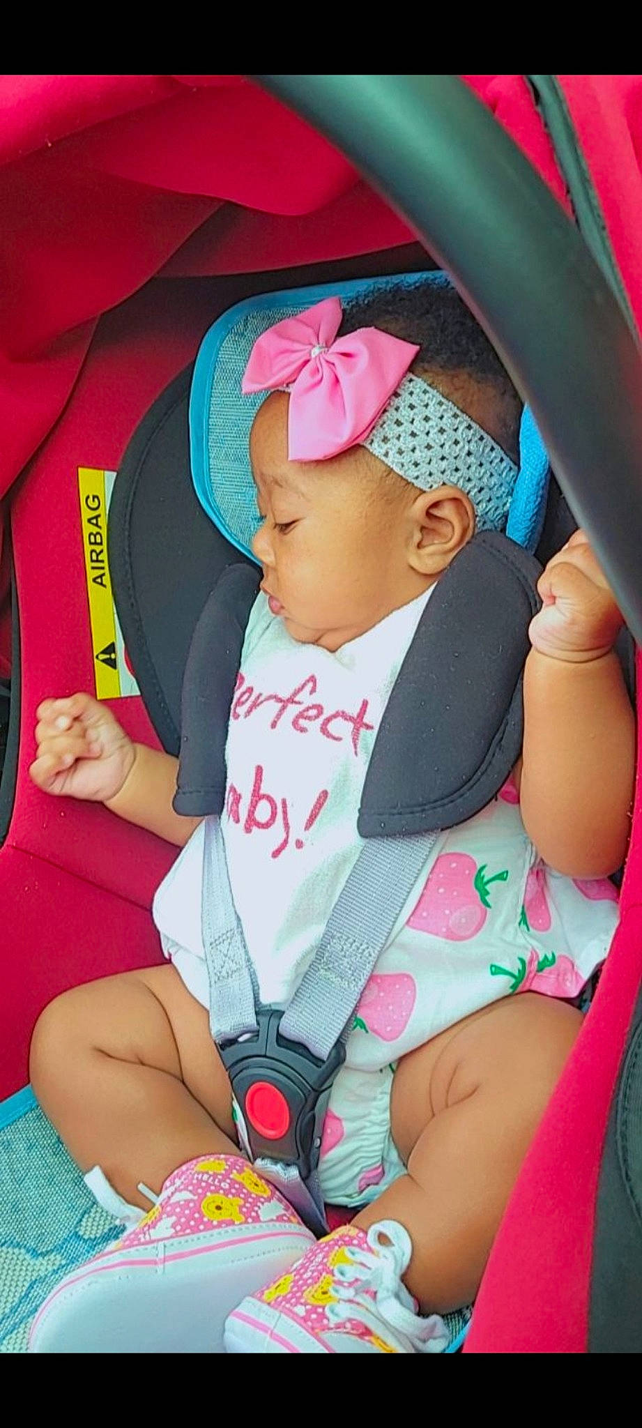 Allyson a rejoint le concours — aidez-le/la à gagner de superbes lots ! baby, baby_carriage, baby_in_car_seat, baby_products, baby_toddler_clothing, car_seat, child, comfort, facial_expression, finger, fun, happy, lap, mouth, nail, person, pink, seat_belt, skin, thigh