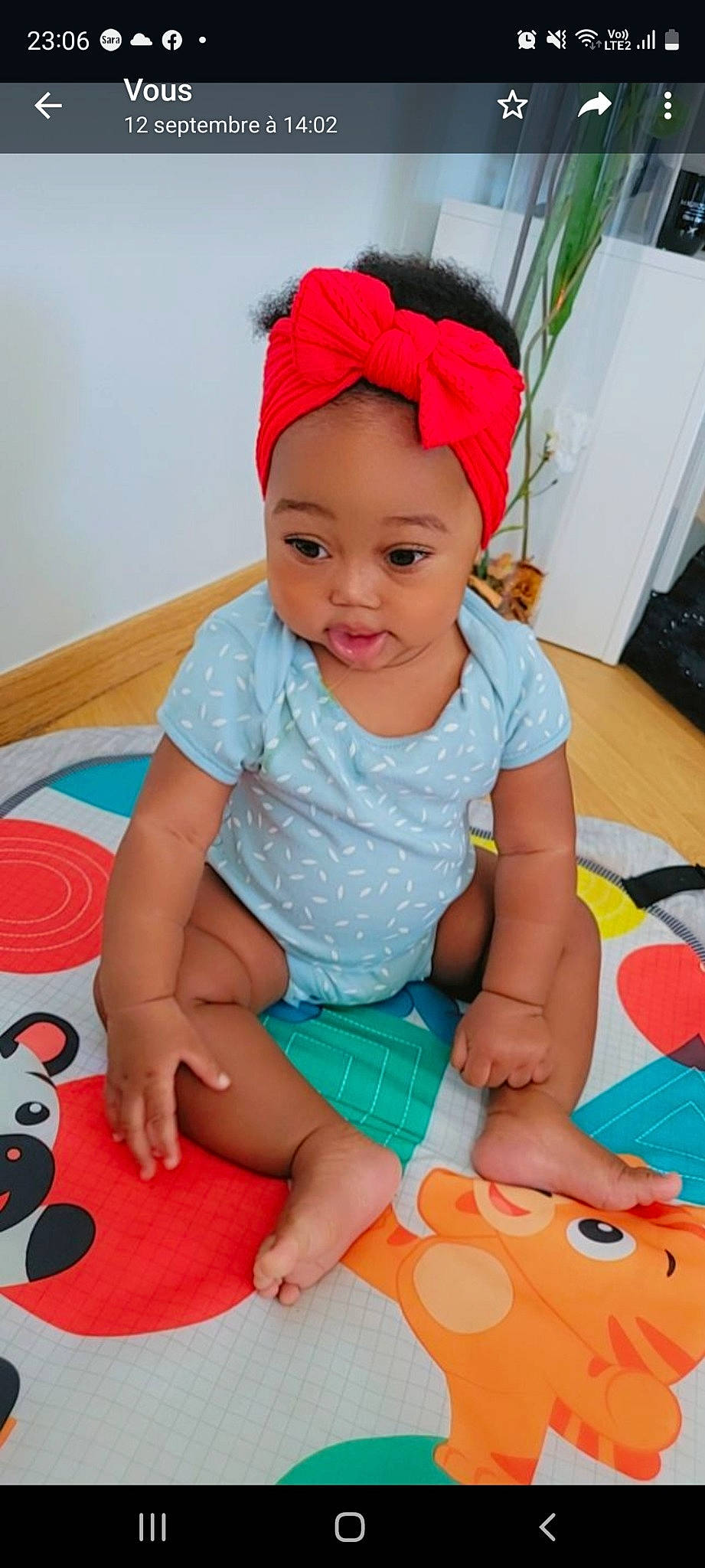 Allyson a rejoint le concours — aidez-le/la à gagner de superbes lots ! baby, baby_toddler_clothing, cap, child, costume_hat, dress, flooring, fun, hairstyle, happy, headband, leisure, pattern, person, pink, shorts, skin, sleeve, sock, textile