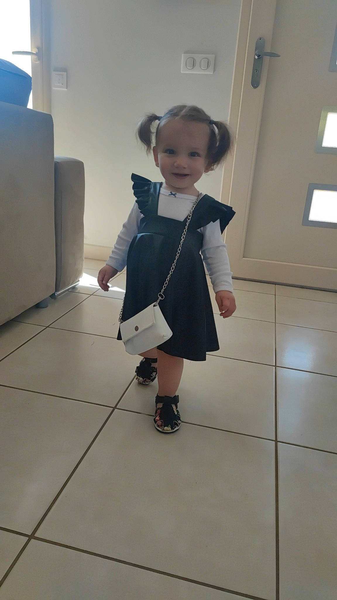 Lya participe au concours pour gagner de l'argent avec cette photo : baby_toddler_clothing, boot, child, fashion_design, floor, flooring, hand, happy, hat, human_leg, joy, knee, pattern, person, sandal, sleeve, sock, standing, thigh, toddler