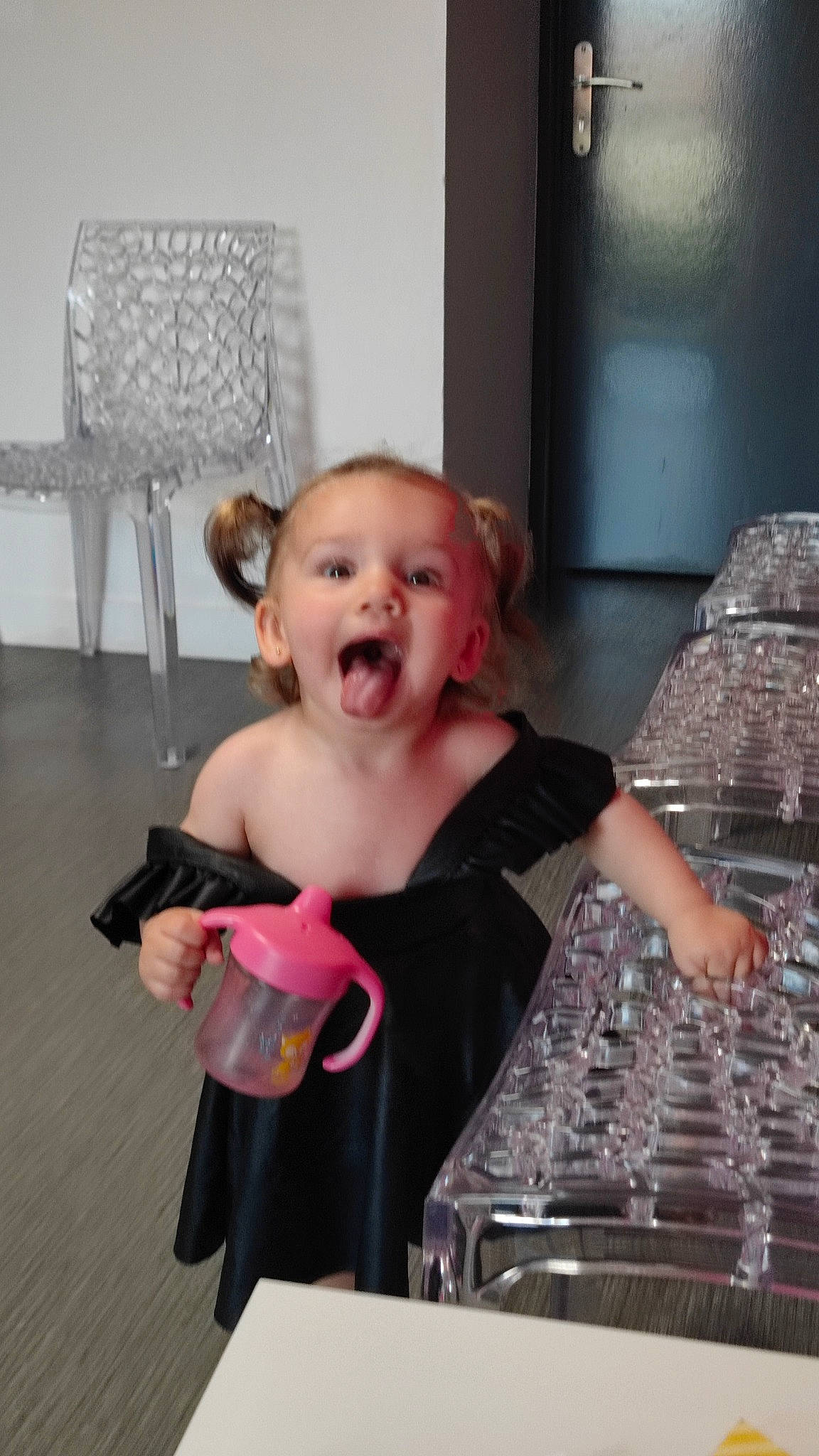 Lya participe au concours pour gagner de l'argent avec cette photo : baby, baby_products, barware, child, cooking, drinkware, finger, flooring, fun, hand, kitchen, party, person, play, room, sitting, standing, toddler, toy, toy_vehicle