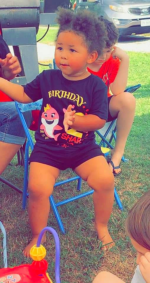 Kaidynce is registered to the contest to win money with this photo: chair, child, community, event, flip_flops, fun, grass, happy, human_leg, leg, leisure, person, sandal, shoe, shorts, sneakers, summer, t_shirt, thigh, toddler