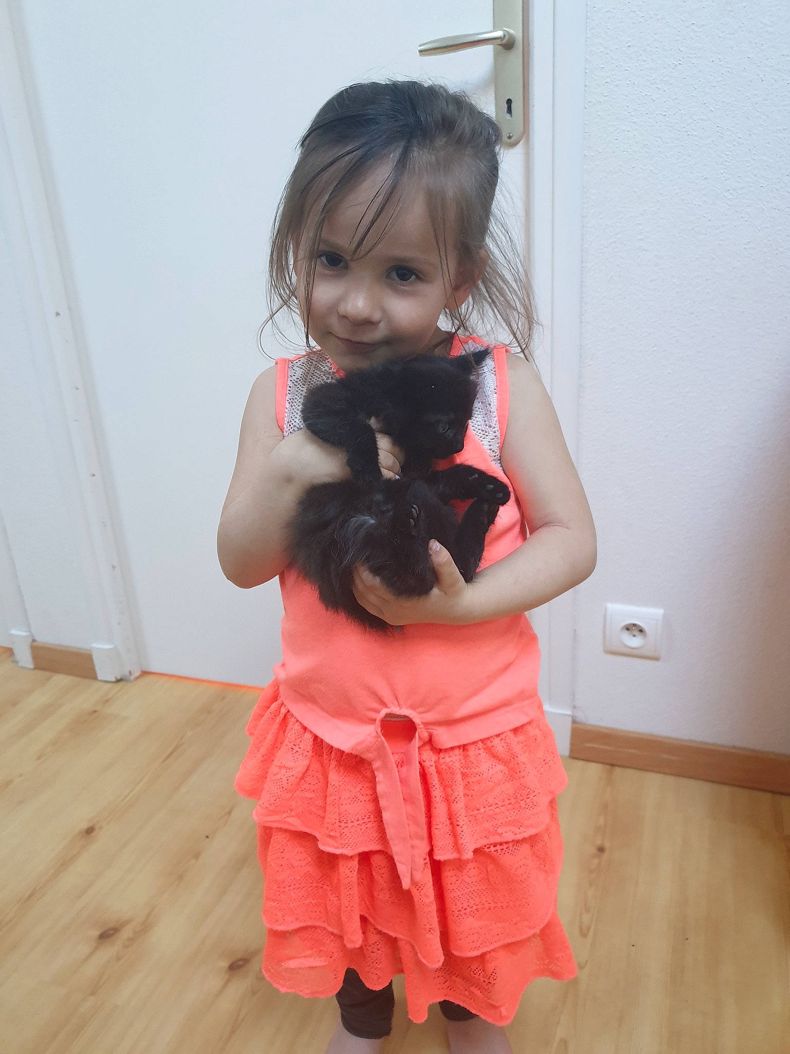 Léana a rejoint le concours — aidez-le/la à gagner de superbes lots ! canidae, cat, child, dog_breed, dress, fashion_accessory, finger, person, pink, play, skin, smile, sporting_group, textile, thumb, toddler