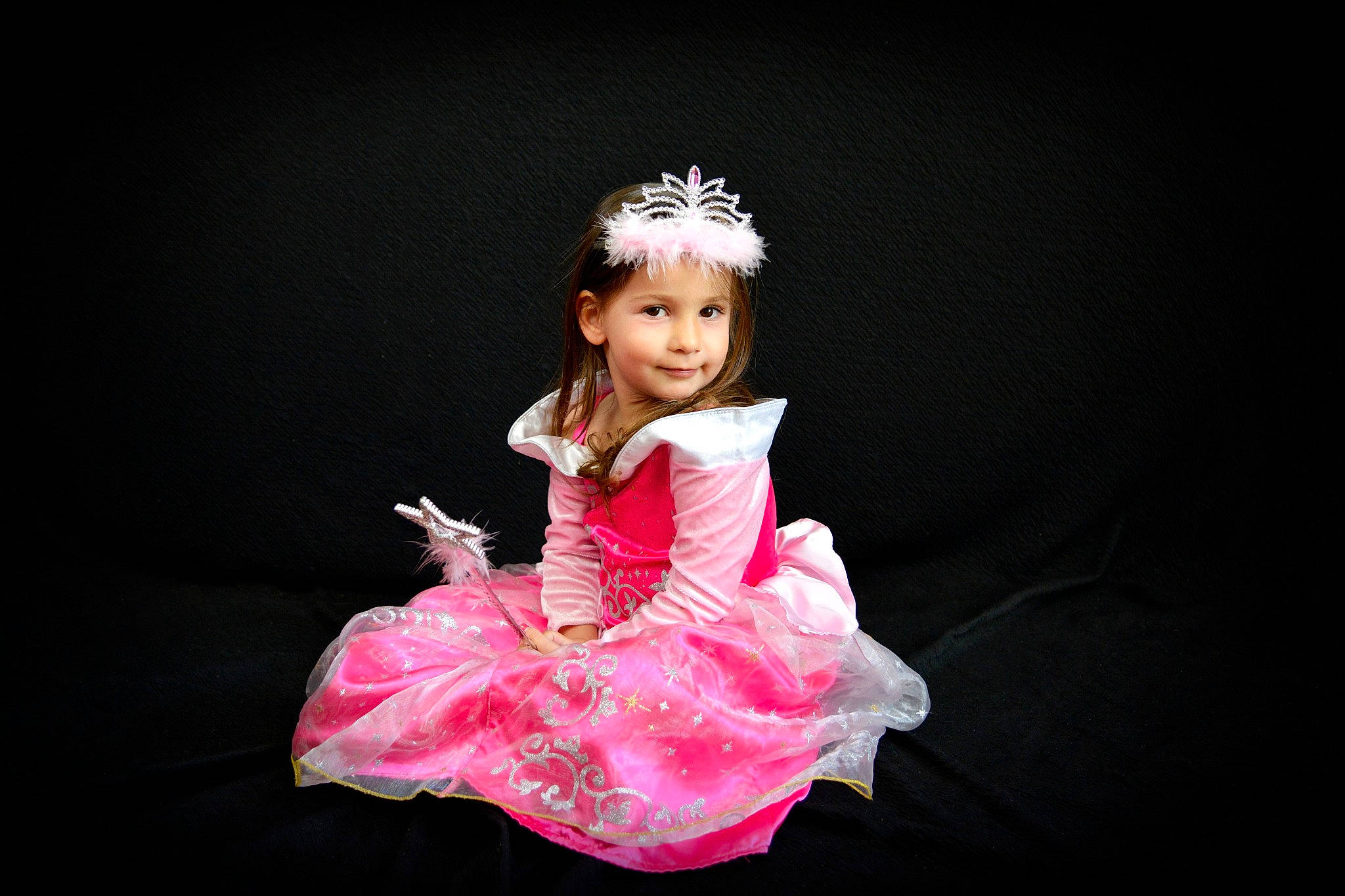 Léana a rejoint le concours — aidez-le/la à gagner de superbes lots ! ballet_tutu, child, child_model, clothing, costume, costume_design, dance, dancer, dress, event, hair_accessory, headpiece, performance, person, pink, smile, toddler