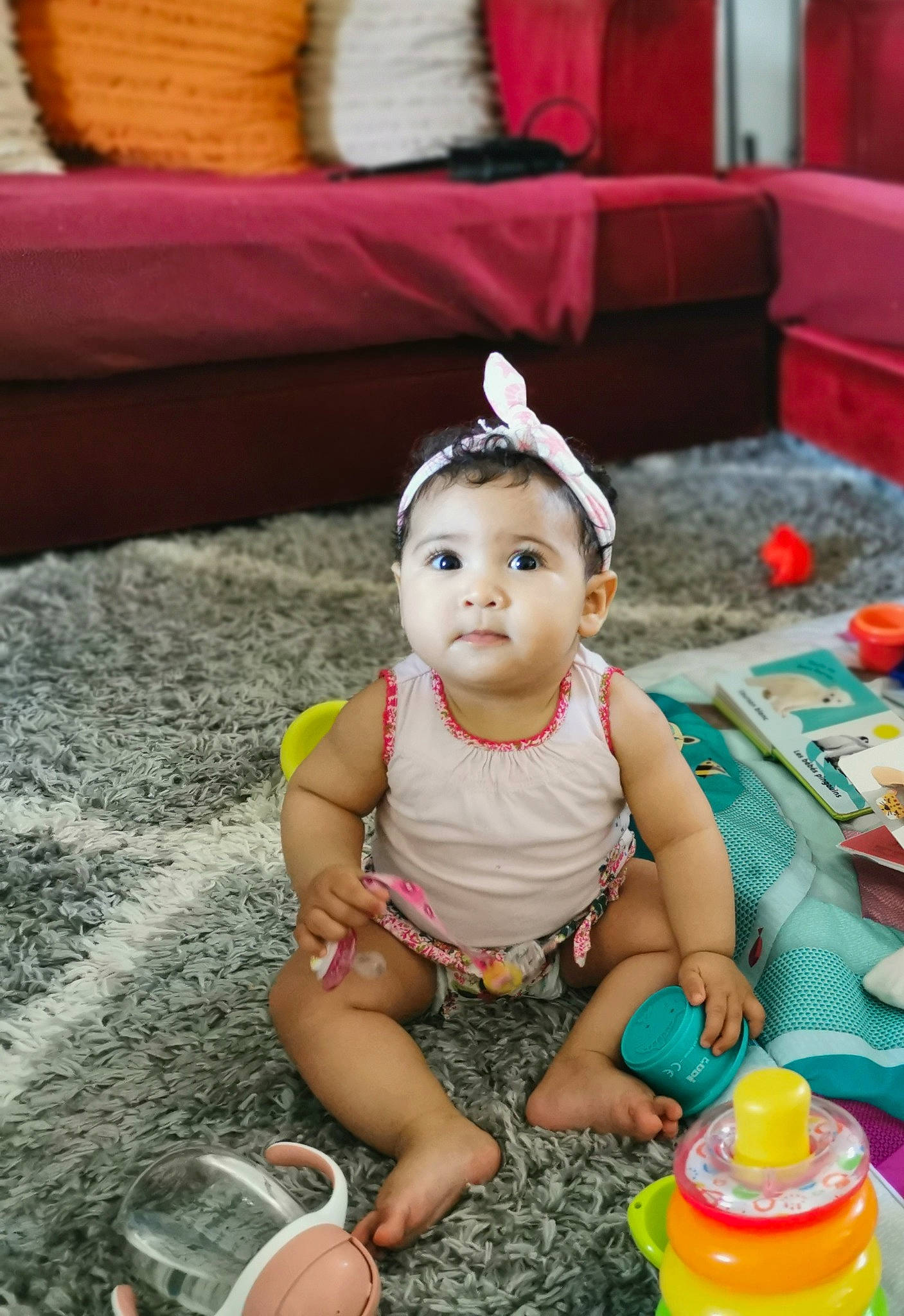 Israa a rejoint le concours — aidez-le/la à gagner de superbes lots ! baby, baby_toddler_clothing, child, comfort, couch, event, flooring, fun, happy, head, leisure, living_room, person, pillow, room, sitting, skin, snapshot, toddler, toy