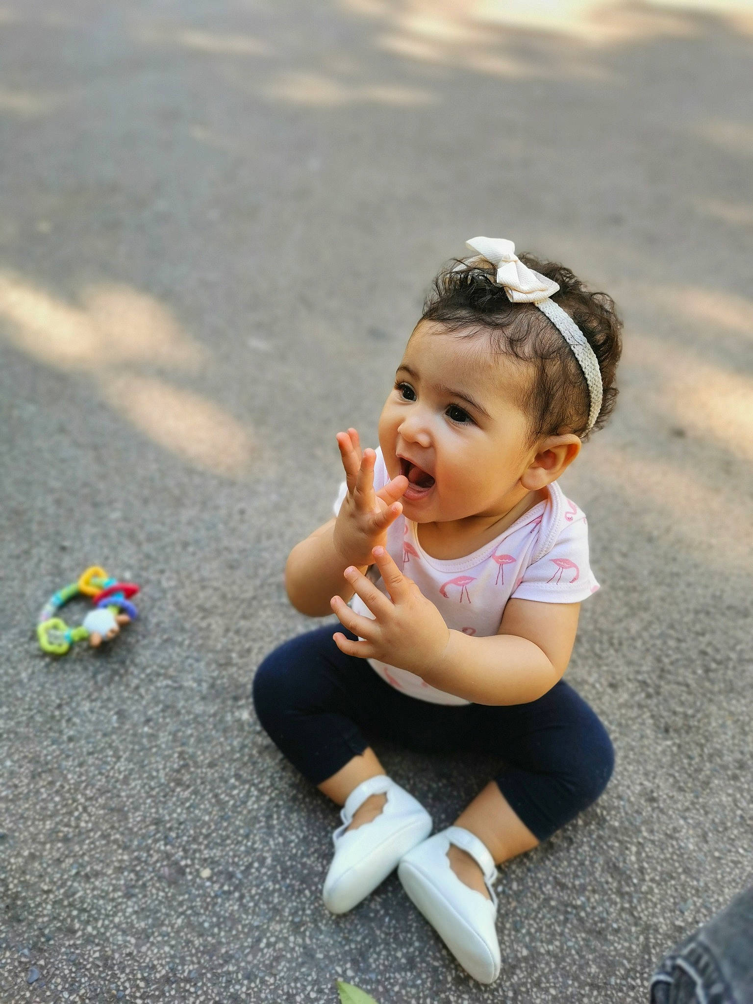 Israa a rejoint le concours — aidez-le/la à gagner de superbes lots ! asphalt, baby, baby_toddler_clothing, child, fun, grass, happy, human_leg, leg, leisure, person, play, recreation, road, road_surface, sitting, smile, sock, toddler, toy