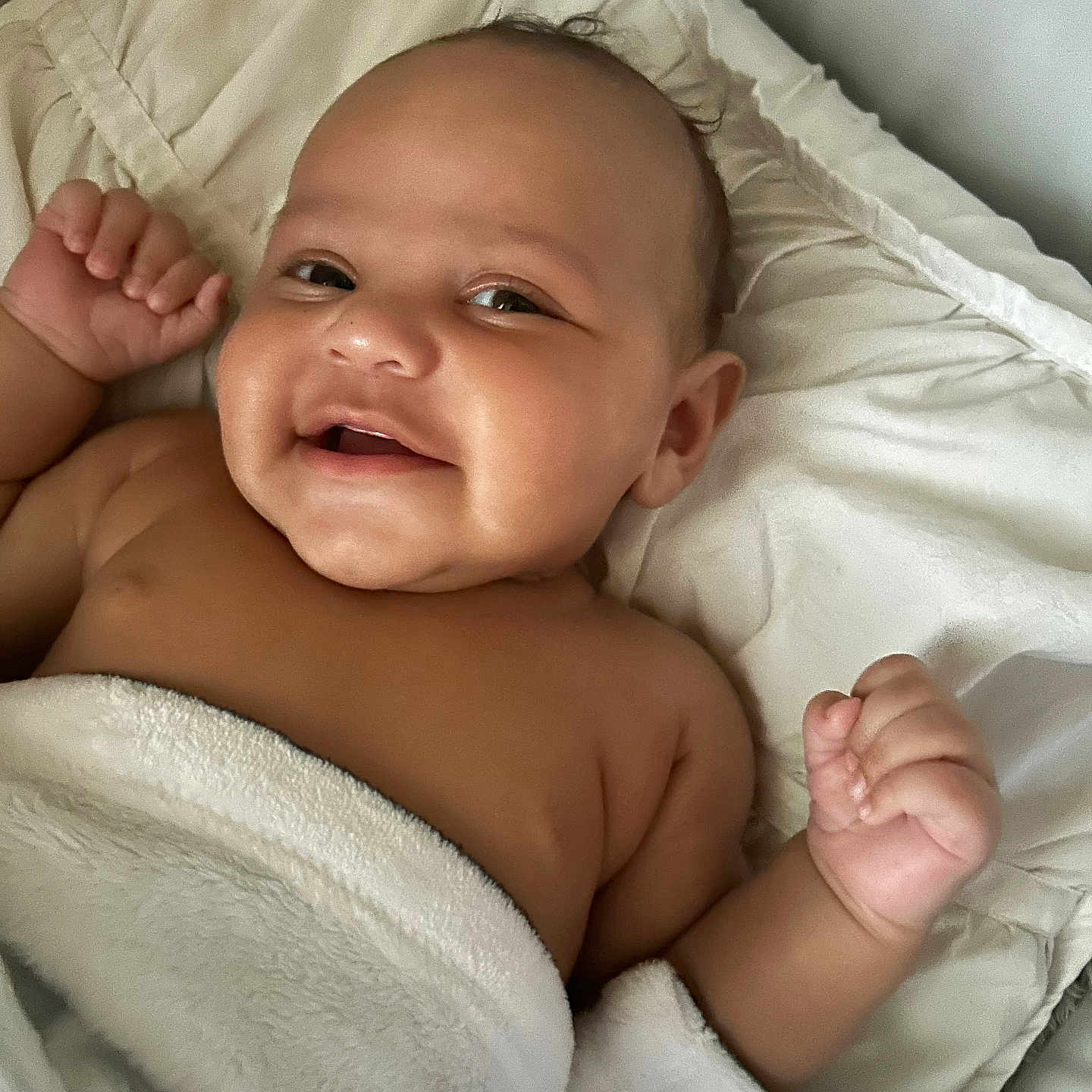 Binyamyin is registered to the contest to win money with this photo: baby, bed, blanket, cheeks, child, comfort, cozy, cute, expression, face, hand, happy, indoors, infant, lying_down, portrait, skin, smiling, soft, young