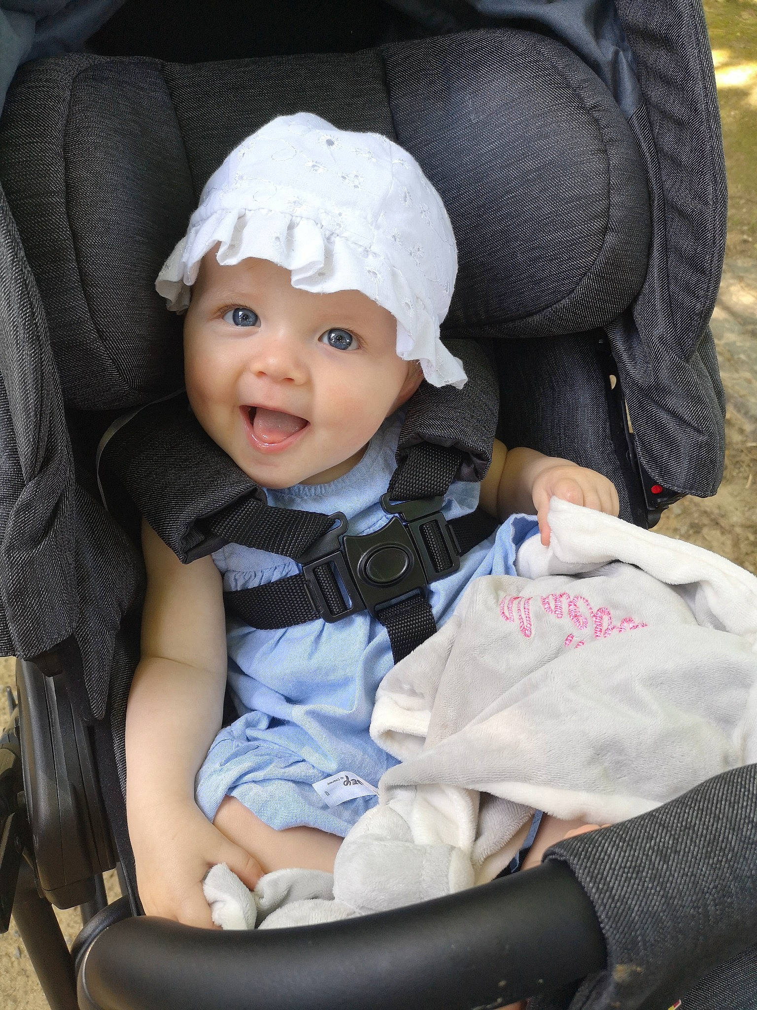 Maëva participe au concours pour gagner de l'argent avec cette photo : baby, baby_carriage, baby_products, baby_safety, baby_toddler_clothing, beauty, cap, chair, cheek, child, comfort, eye, fashion_accessory, headwear, human, person, photograph, sitting, skin, smile