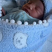 Alessio a rejoint le concours — aidez-le/la à gagner de superbes lots ! newborn, baby, sleeping, blanket, blue, pom_poms, cozy, soft, face, infant, wrapped, cute, child, indoors, peaceful, rest, comfort, warm, portrait, close_up