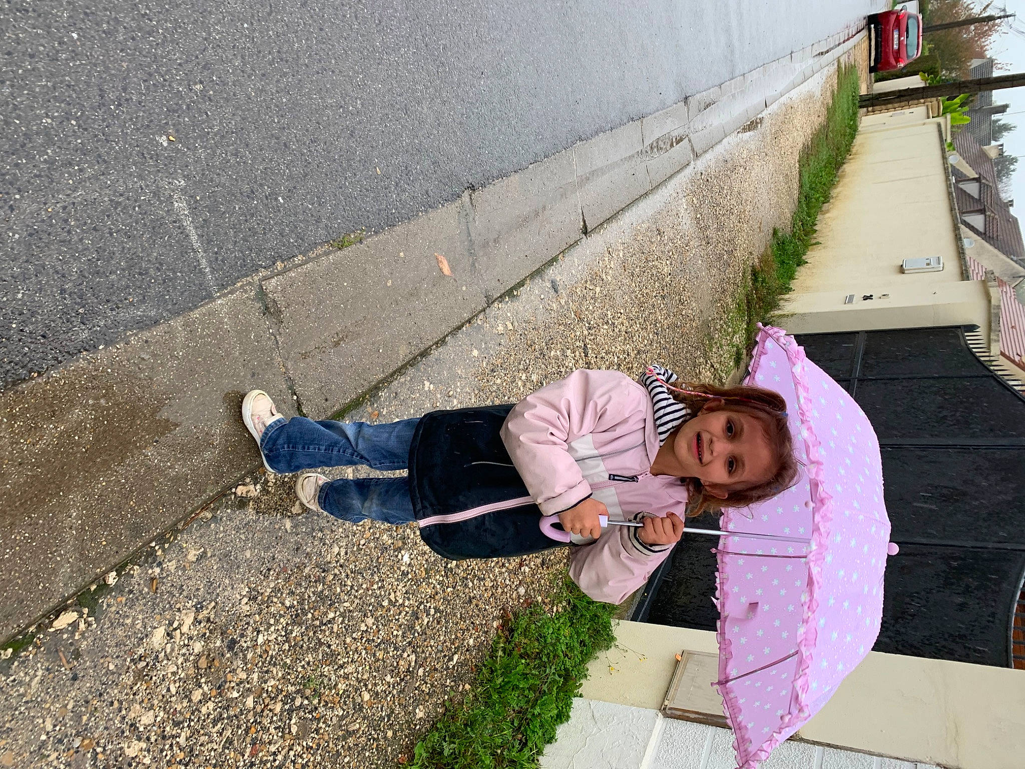 Manon a rejoint le concours — aidez-le/la à gagner de superbes lots ! asphalt, child, city, concrete, flooring, grass, human_leg, joy, leisure, pedestrian, people_in_nature, person, plant, play, road, road_surface, shadow, sidewalk, sitting, street