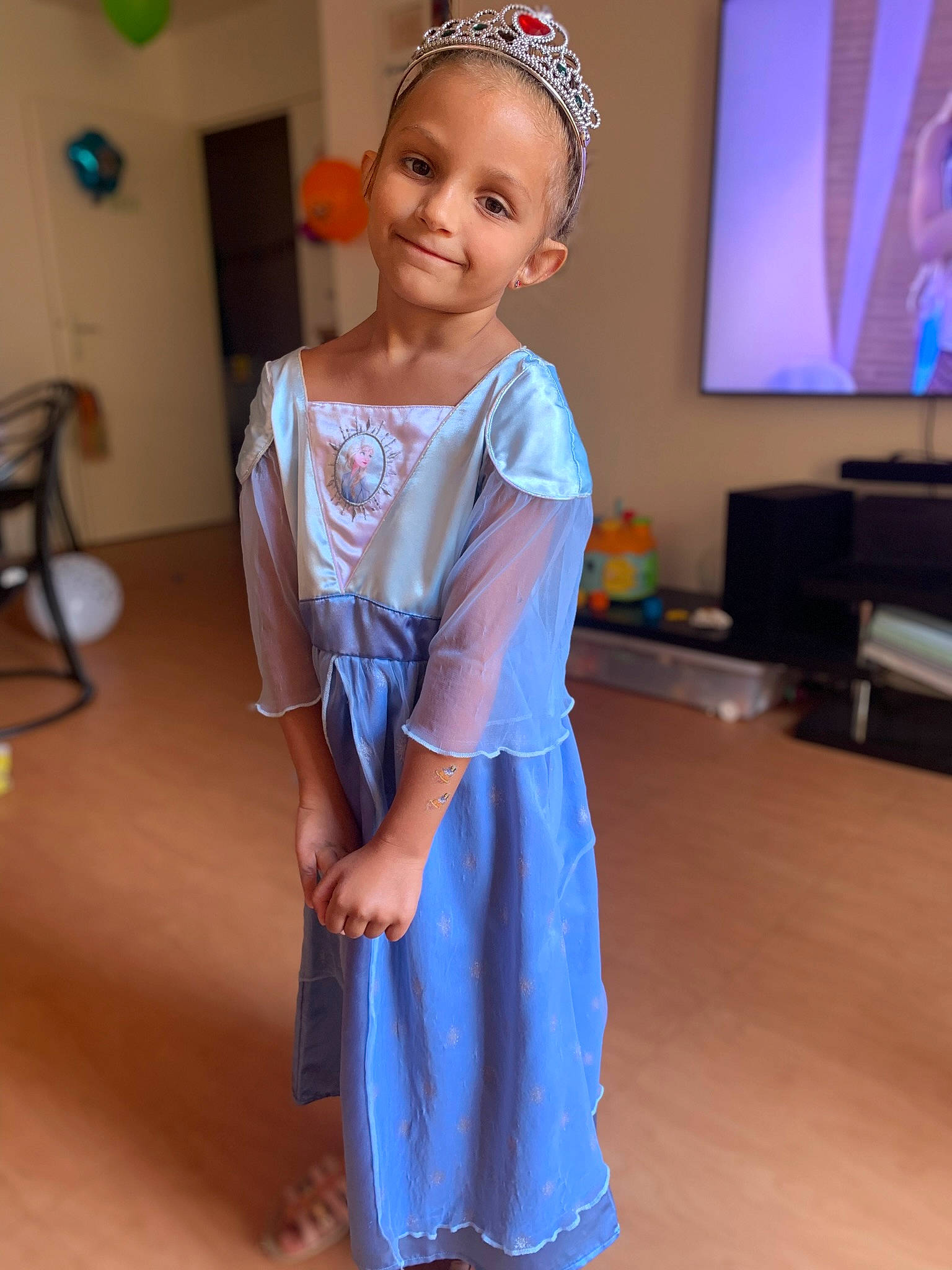 Manon a rejoint le concours — aidez-le/la à gagner de superbes lots ! dress, eye, face, fashion_design, flooring, formal_wear, fun, happy, head, jewellery, joy, neck, one_piece_garment, person, shoulder, skin, sleeve, smile, standing, toddler