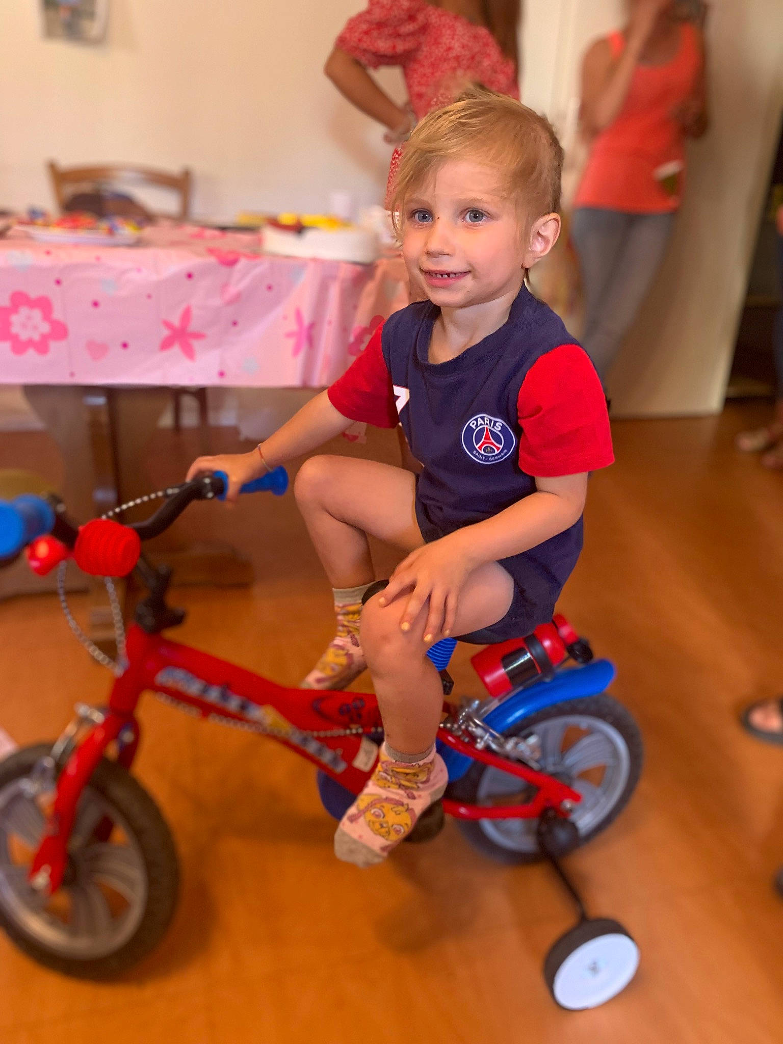 Julia a rejoint le concours — aidez-le/la à gagner de superbes lots ! bicycle, bicycle_accessory, bicycle_frame, bicycle_handlebar, bicycle_part, bicycle_tire, bicycle_wheel, child, electric_blue, flooring, fun, happy, joy, leisure, person, pink, smile, tire, toddler, toy