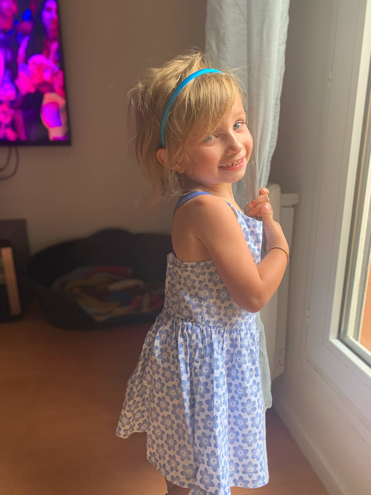 Julia a rejoint le concours — aidez-le/la à gagner de superbes lots ! baby_toddler_clothing, day_dress, dress, flooring, fun, hair, human_body, human_leg, iris, joy, long_hair, one_piece_garment, person, purple, shoulder, sleeve, smile, standing, toddler, trunk