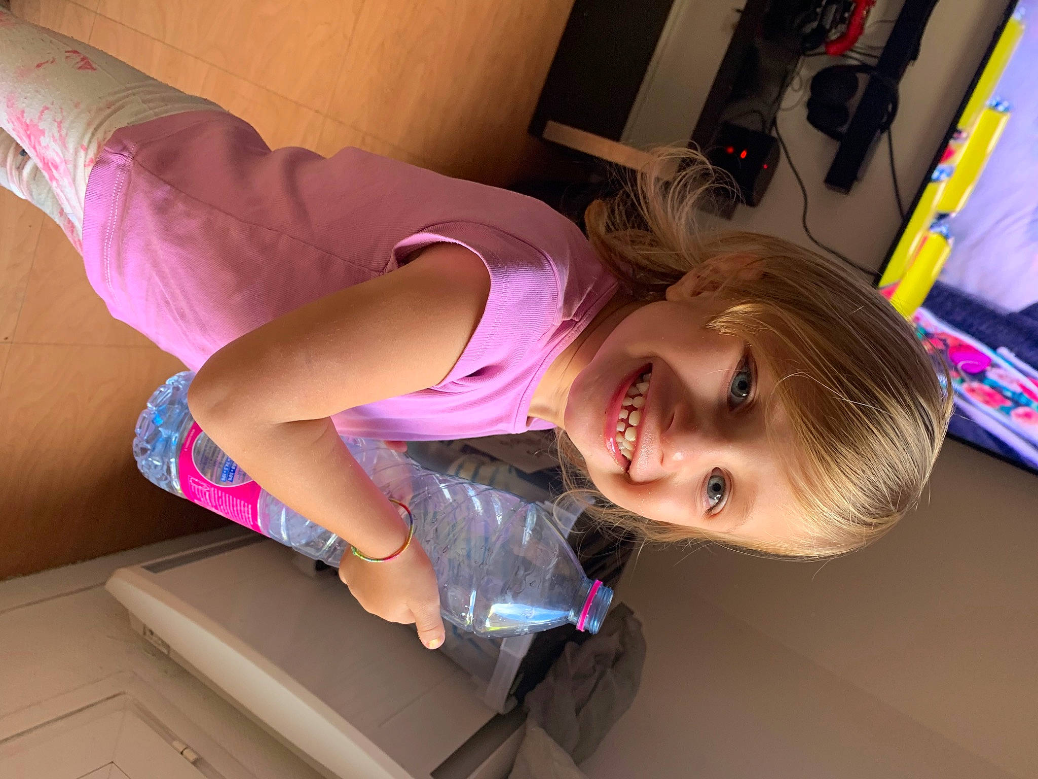 Julia participe au concours pour gagner de l'argent avec cette photo : automotive_design, automotive_exterior, blond, child, elbow, fun, human_leg, joint, joy, knee, magenta, person, purple, room, shipping_box, smile, thigh, toddler, trunk, vehicle