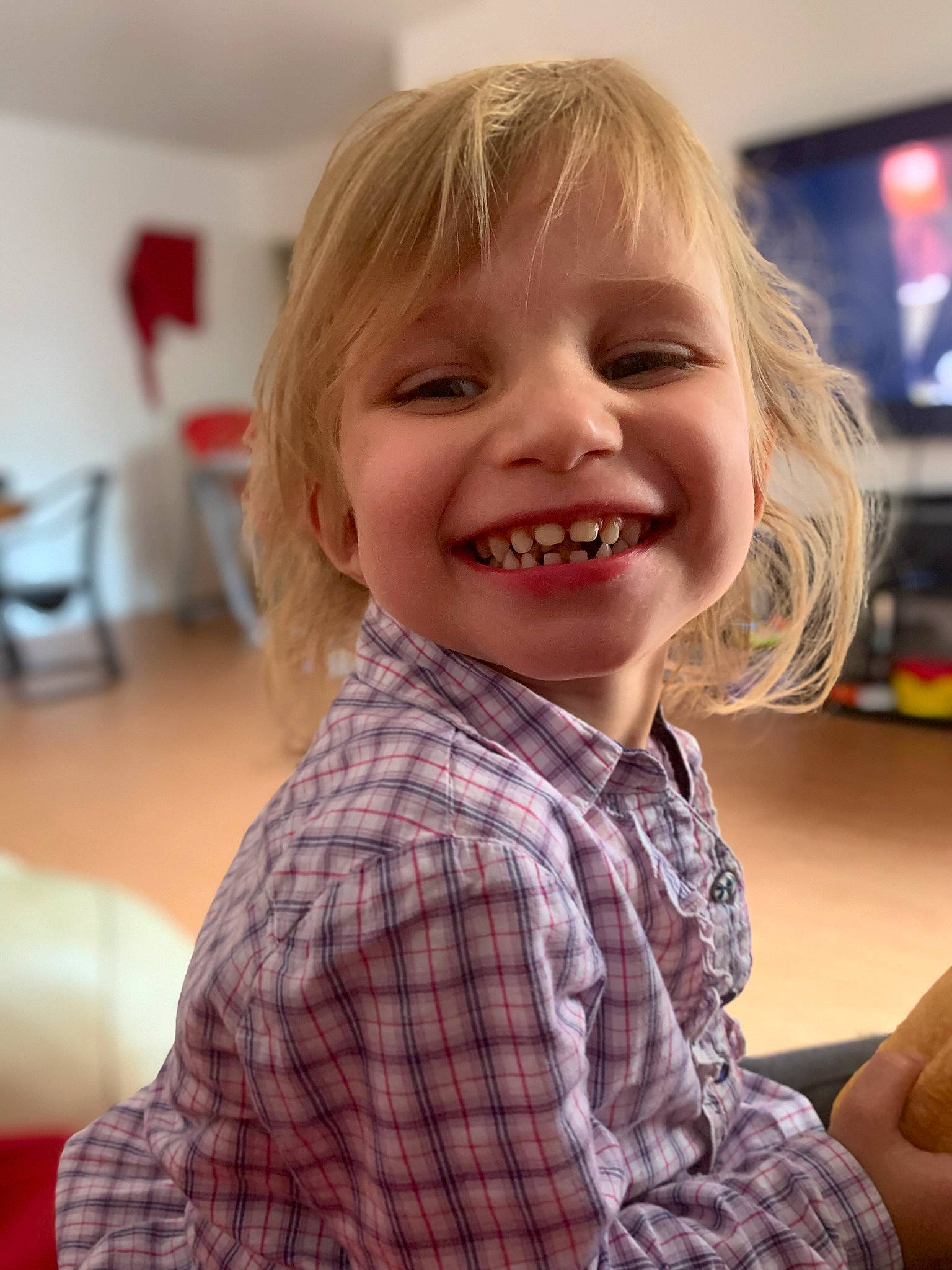 Julia participe au concours pour gagner de l'argent avec cette photo : arm, blond, cheek, child, chin, eye, face, fun, gesture, happy, iris, joy, lip, mouth, nose, person, plaid, skin, smile, tartan