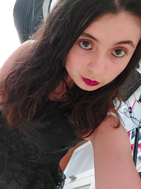 Enola a rejoint le concours — aidez-le/la à gagner de superbes lots ! black_hair, cool, eye, eye_liner, eyebrow, eyelash, fashion, flash_photography, jaw, joint, layered_hair, lip, lipstick, makeover, mouth, neck, nose, person, shoulder, skin