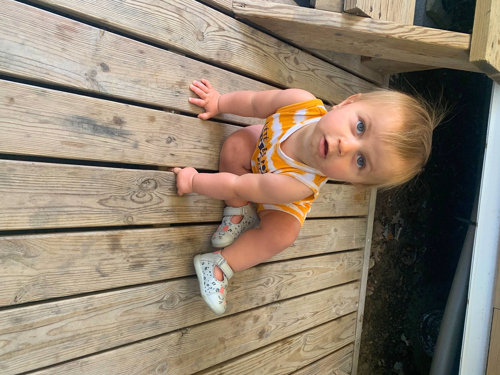 Anaël participe au concours pour gagner de l'argent avec cette photo : arm, baby_toddler_clothing, blond, child, clothing, foot, fun, grass, happy, hardwood, human_body, human_leg, leisure, person, plant, skin, smile, surprise, thigh, toddler