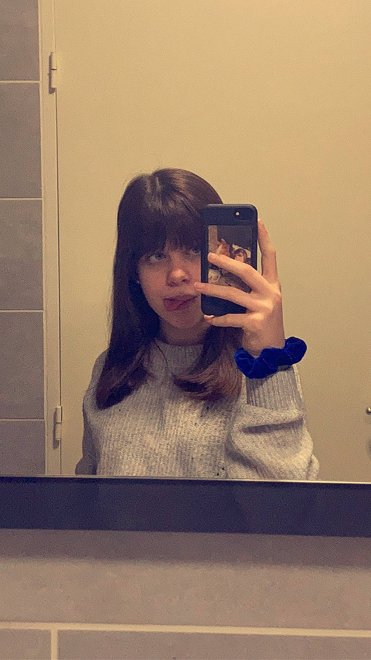 Maëlys a rejoint le concours — aidez-le/la à gagner de superbes lots ! bangs, cool, eyebrow, eyelash, eyewear, gesture, hairstyle, happy, jaw, layered_hair, lip, long_hair, mobile_phone, neck, person, selfie, shoulder, sleeve, smile, tints_and_shades