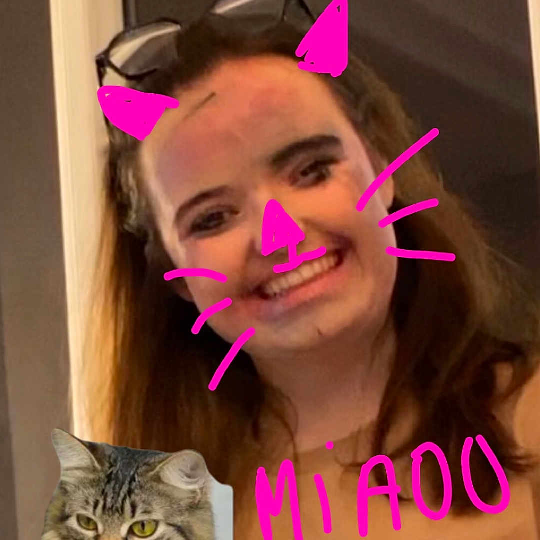 Tartine a rejoint le concours — aidez-le/la à gagner de superbes lots ! accessories, adult, animal, bodypart, cat, face, female, glasses, happy, head, kitten, mouth, person, pet, photography, portrait, purple, sunglasses, teeth, woman