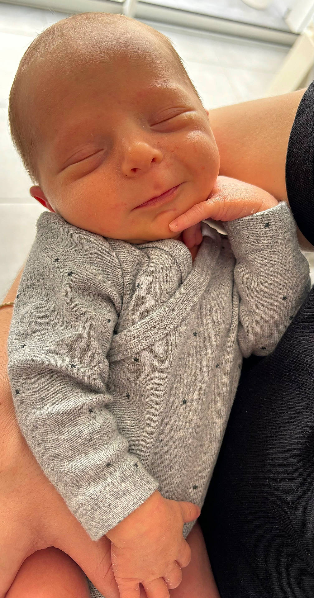 Malonn participe au concours pour gagner de l'argent avec cette photo : baby, blanket, bodypart, clothing, face, finger, glove, hand, happy, head, knitwear, newborn, pants, person, photography, portrait, sleeping, smile, sweater, t_shirt