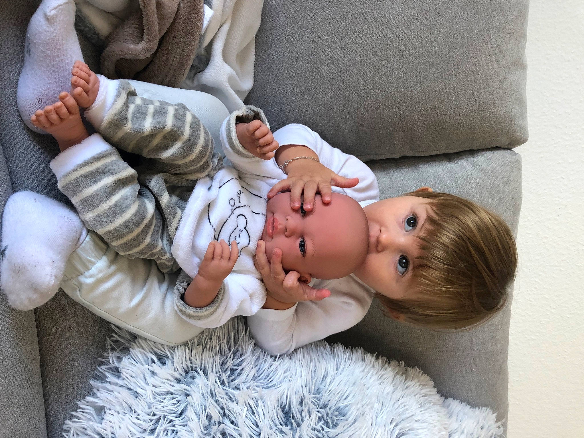 Tess participe au concours pour gagner de l'argent avec cette photo : arm, baby, baby_products, baby_sleeping, baby_toddler_clothing, child, comfort, eye, eyelash, finger, foot, gesture, hand, happy, nail, person, sitting, skin, textile, toddler