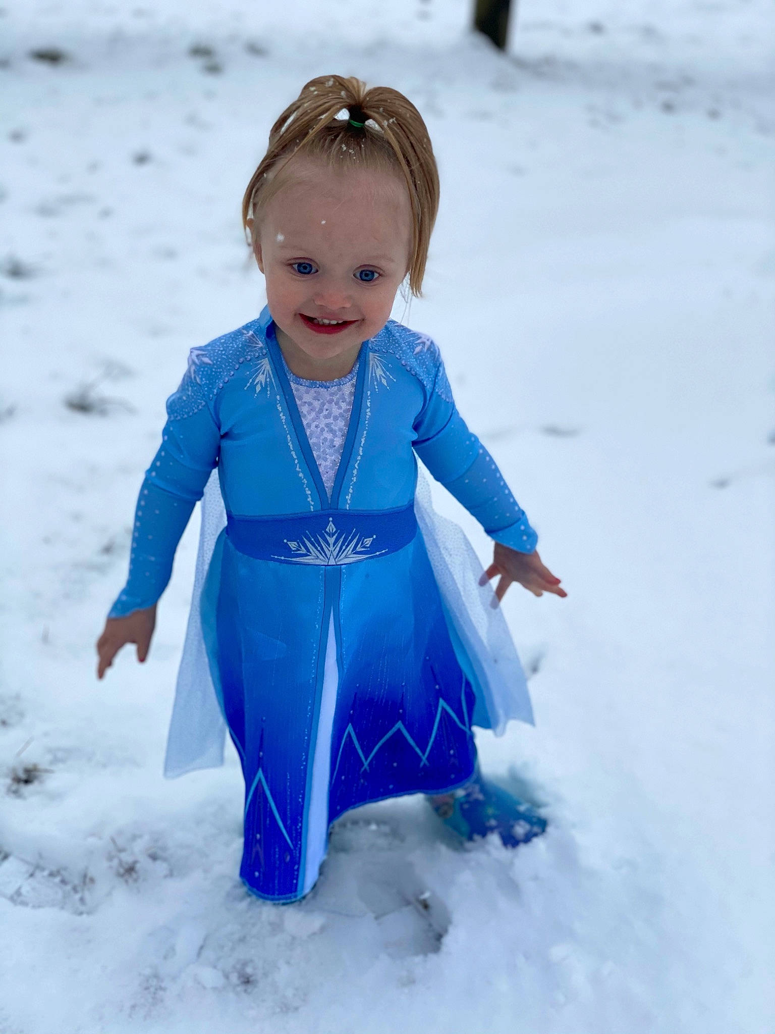 Ariel is registered to the contest to win money with this photo: baby_toddler_clothing, beach, body_of_water, child, electric_blue, freezing, fun, gesture, hair, happy, head, joy, leisure, people_in_nature, people_on_beach, person, recreation, sand, sleeve, smile