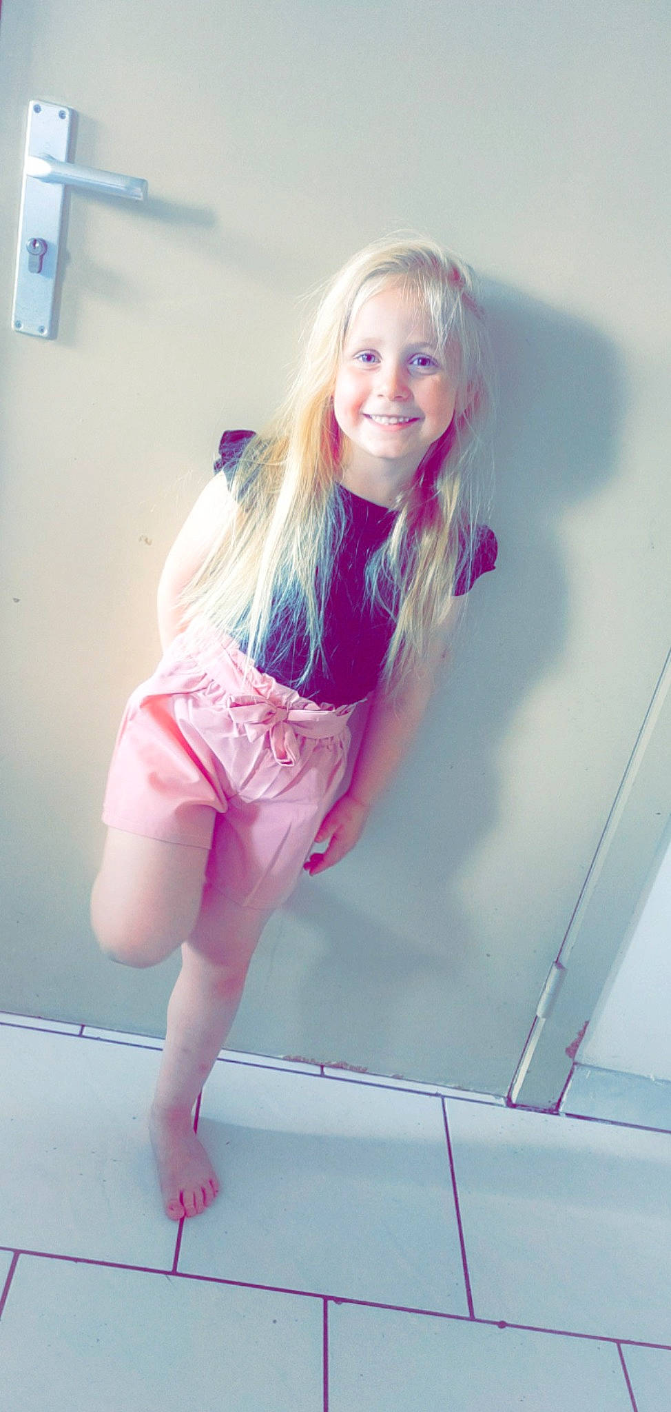 Tanaïs participe au concours pour gagner de l'argent avec cette photo : beauty, clothing, dress, fashion_design, hair, happy, human_leg, joy, knee, leg, long_hair, magenta, person, pink, sleeve, smile, sportswear, street_fashion, t_shirt, thigh