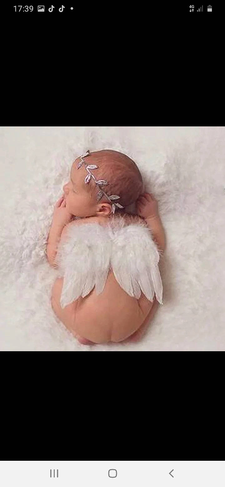 Lilya a rejoint le concours — aidez-le/la à gagner de superbes lots ! abdomen, art, baby, blond, bridal_accessory, chest, cloud, fashion_accessory, flesh, fur, hand, head, headgear, headpiece, human_leg, linens, peach, person, textile, thigh